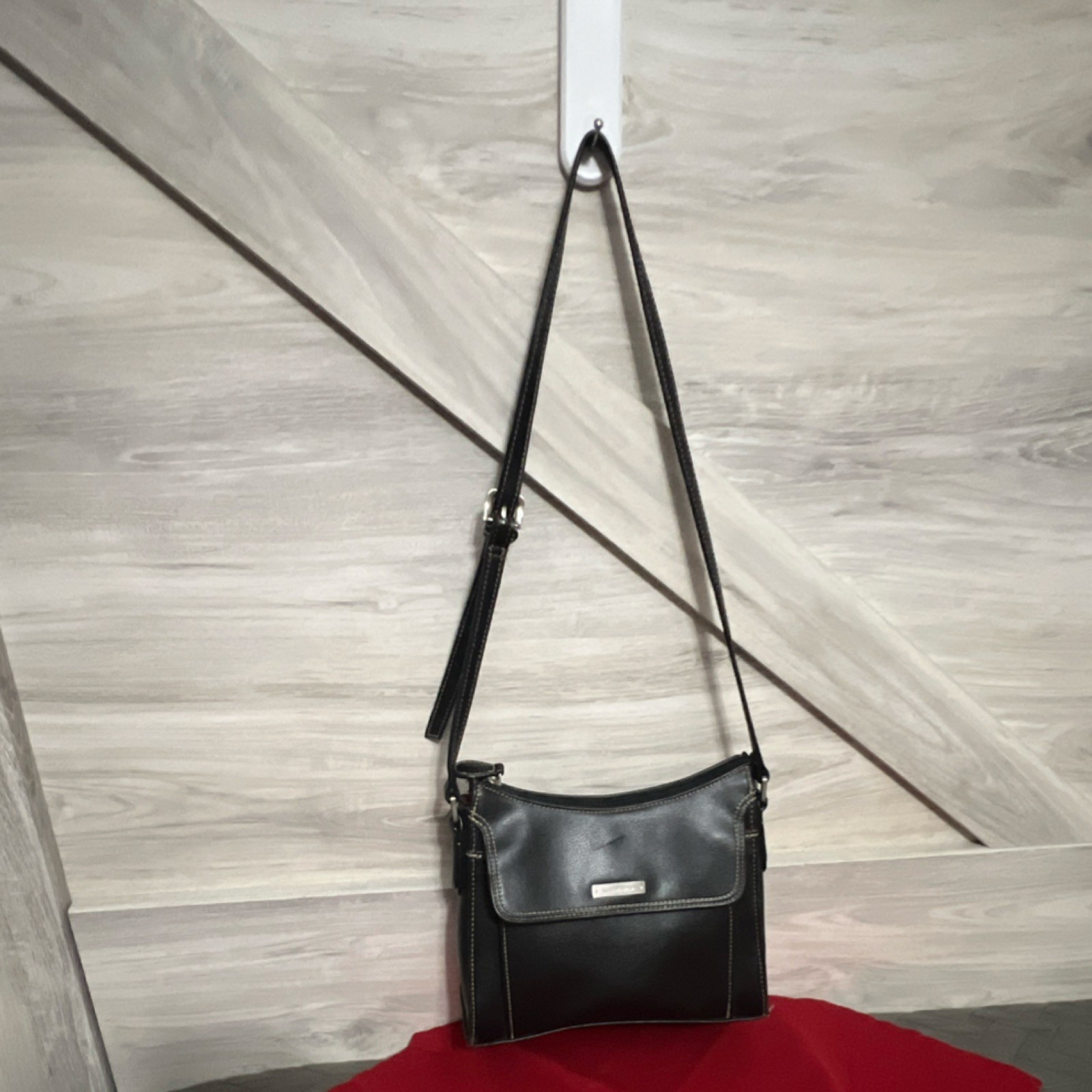Liz Claiborne Black Shoulder Bag Contrast Stitching Logo Plate Red Lining Women