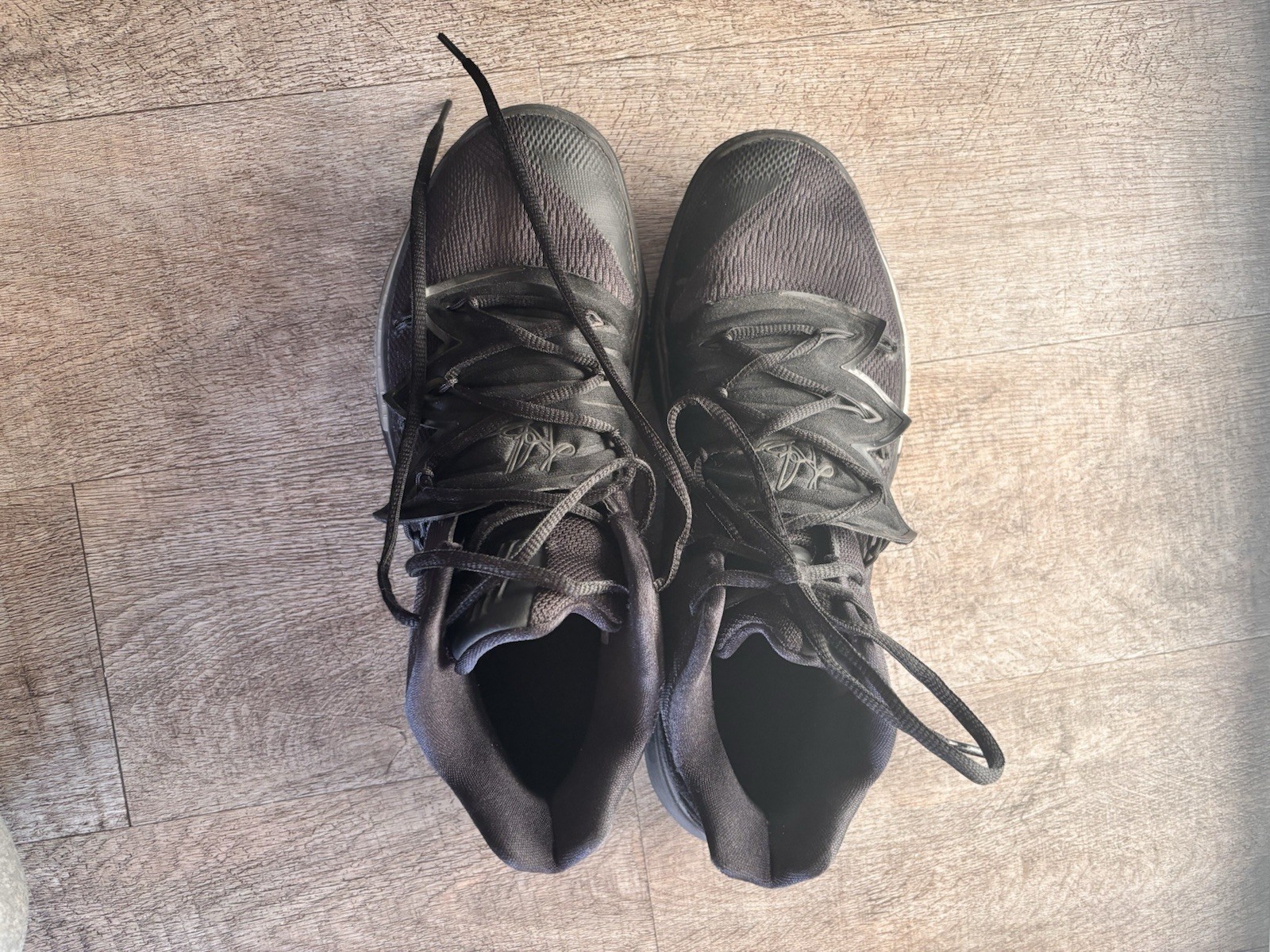 Nike Kyrie 5 Men’s Black Mid Basketball Shoes