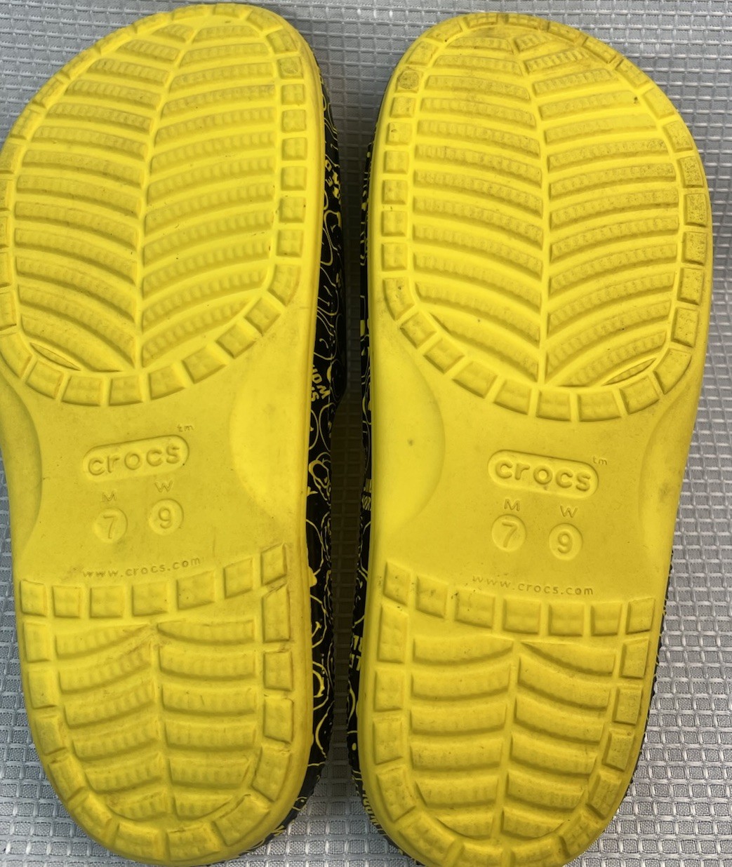 Crocs x SmileyWorld Classic Slide Sandals Yellow Smiley Face – Unisex W9 M7 – Pr