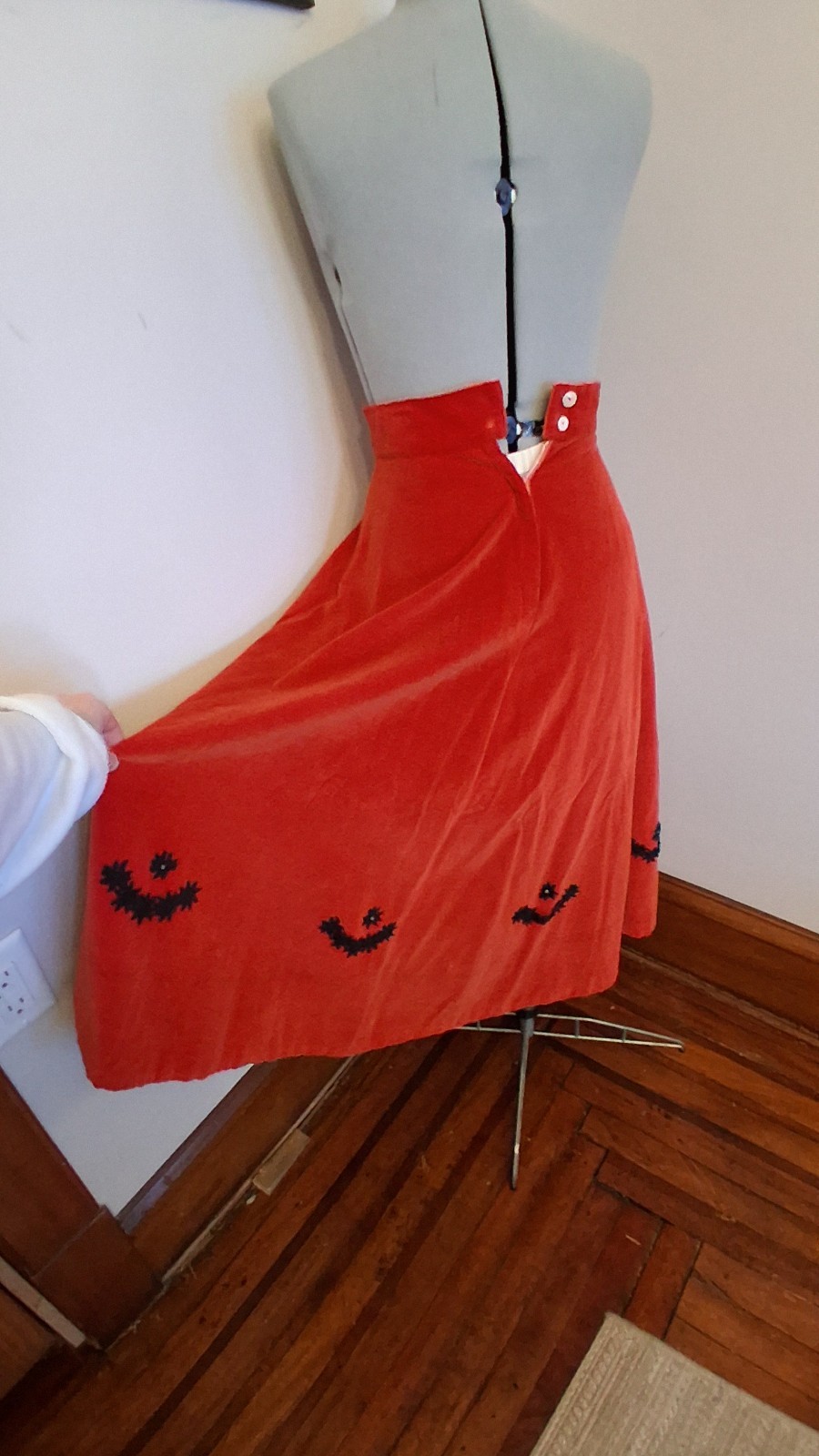 1950s Vintage Red Velvet Half Circle Skirt Lace Appliqué Christmas Skirt Sz S
