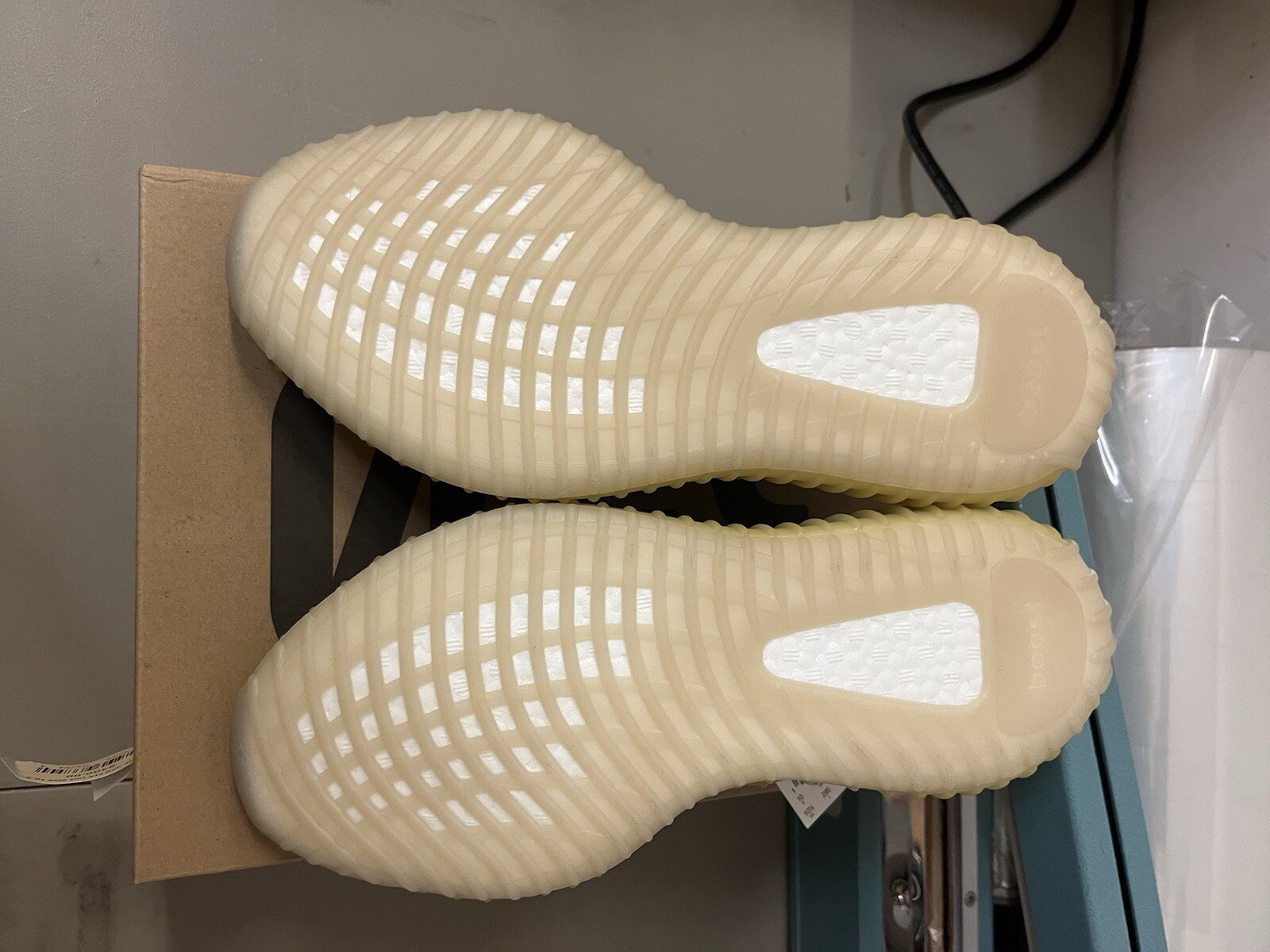 Size 10.5 – adidas Yeezy Boost 350 V2 Low MX Oat
