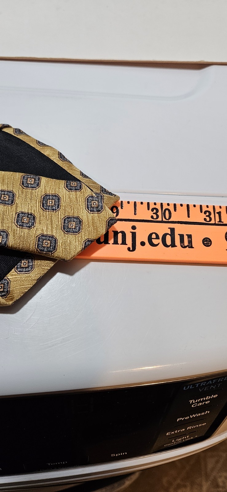 Jos A Banks Men’s Silk Tie Gold With Medalions 59×3 3/4 Wide Made In USA.