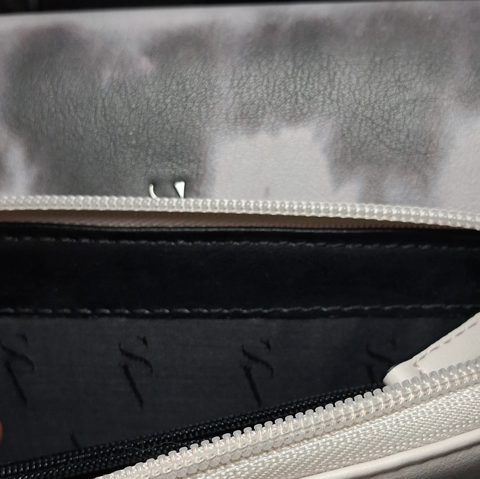 This Simply Vera Vera Wang crossbody bag features a distinctive gray tie-dye.