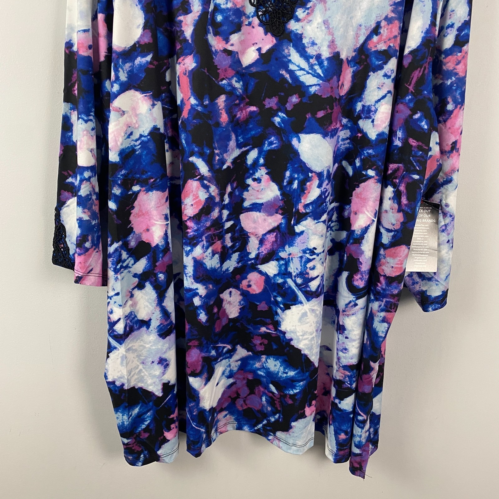 Catherines Applique Trimmed Tunic Size 5X Abstract Floral 3/4 Sleeves V Neck