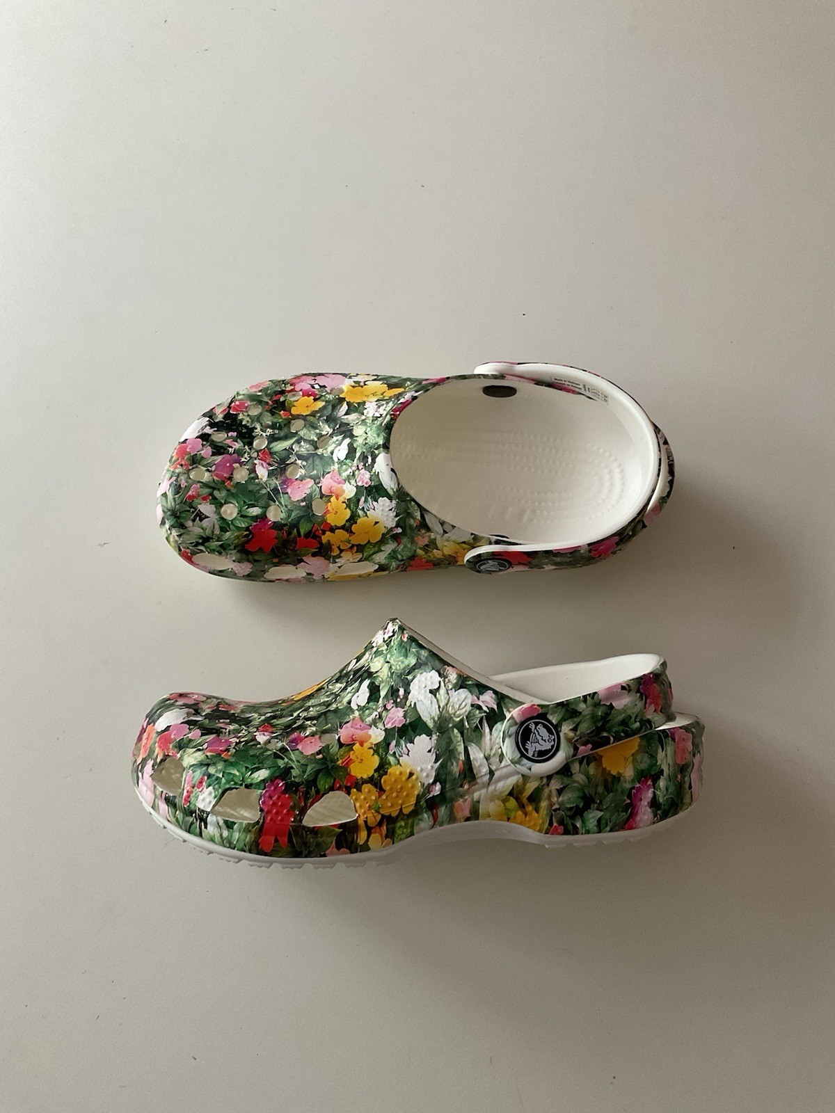 NWOT Crocs Floral Sandals Sz M2 W4 M 2 W 4 White Pink Green Yellow Flower Print