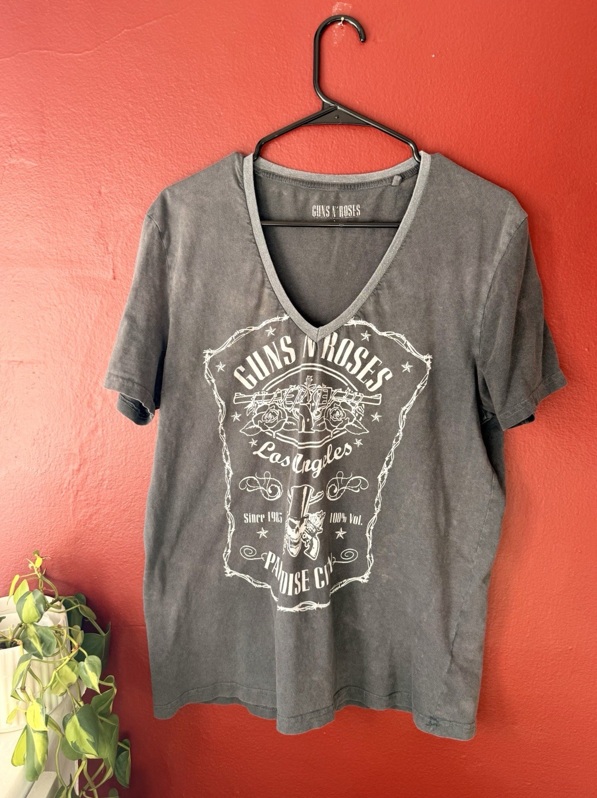 Guns N’ Roses “Paradise City” V-Neck Graphic Tee – Size L
