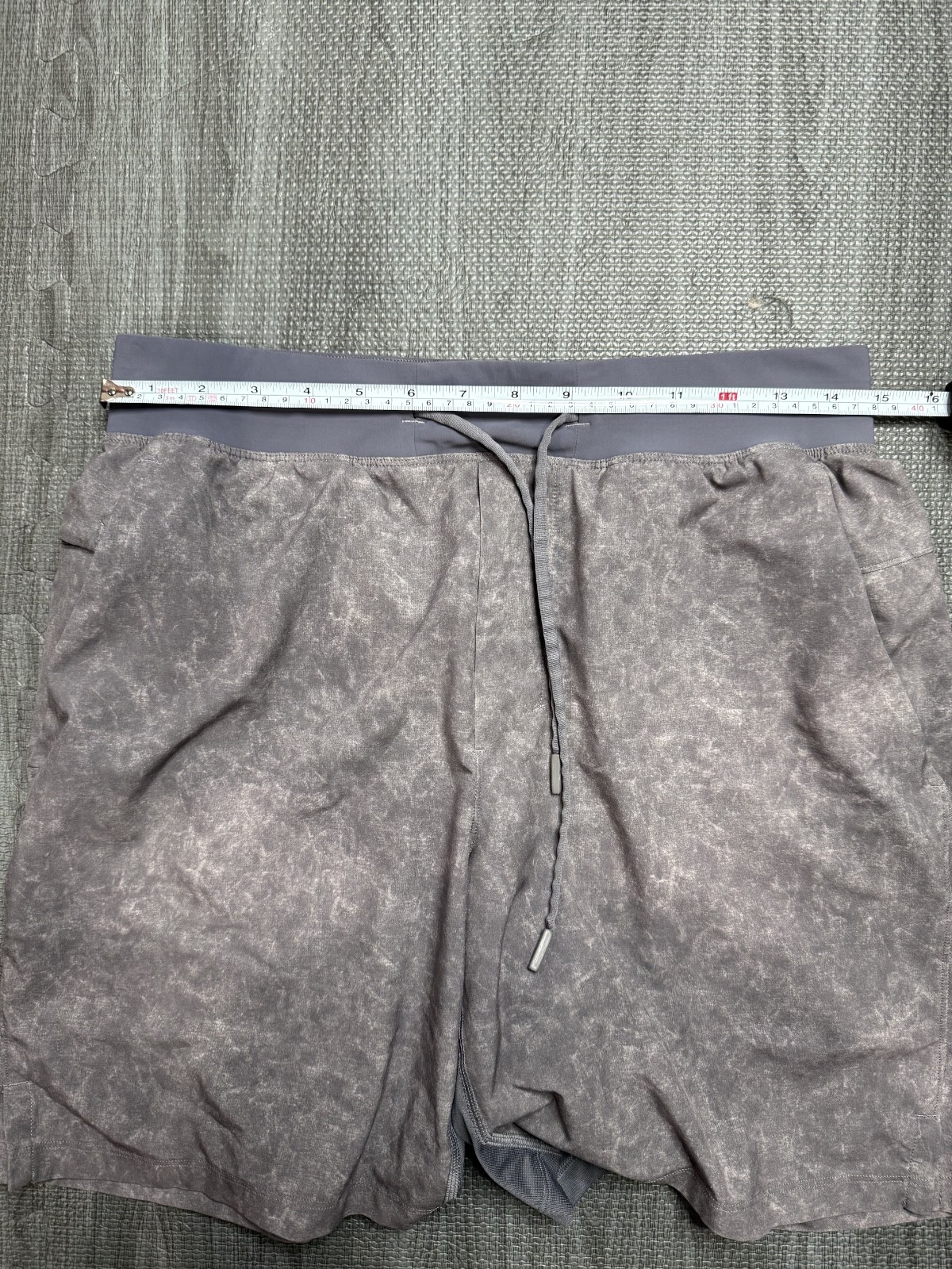 EUC – Lululemon Mens T.H.E Shorts *Size MEDIUM* *Gravel Dust Asphalt Grey*