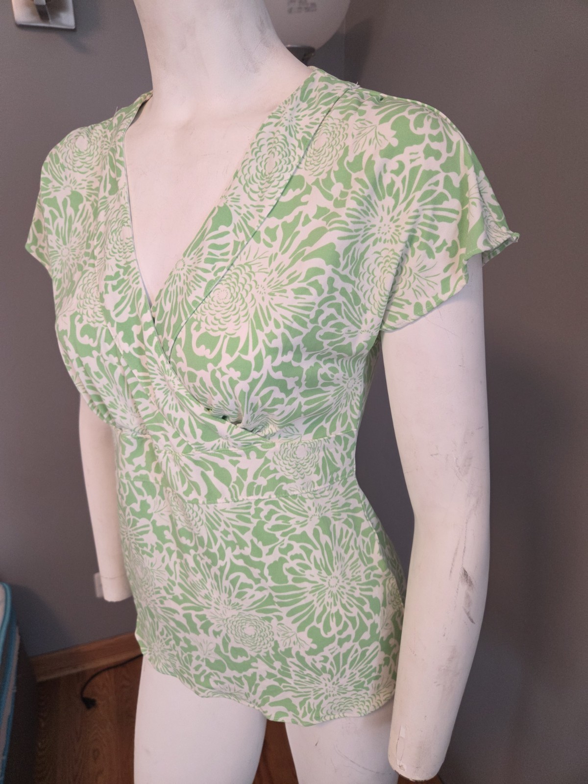 Banana Republic Green White Floral V-Neck Ruched Stretch Cap Sleeve Top M 4