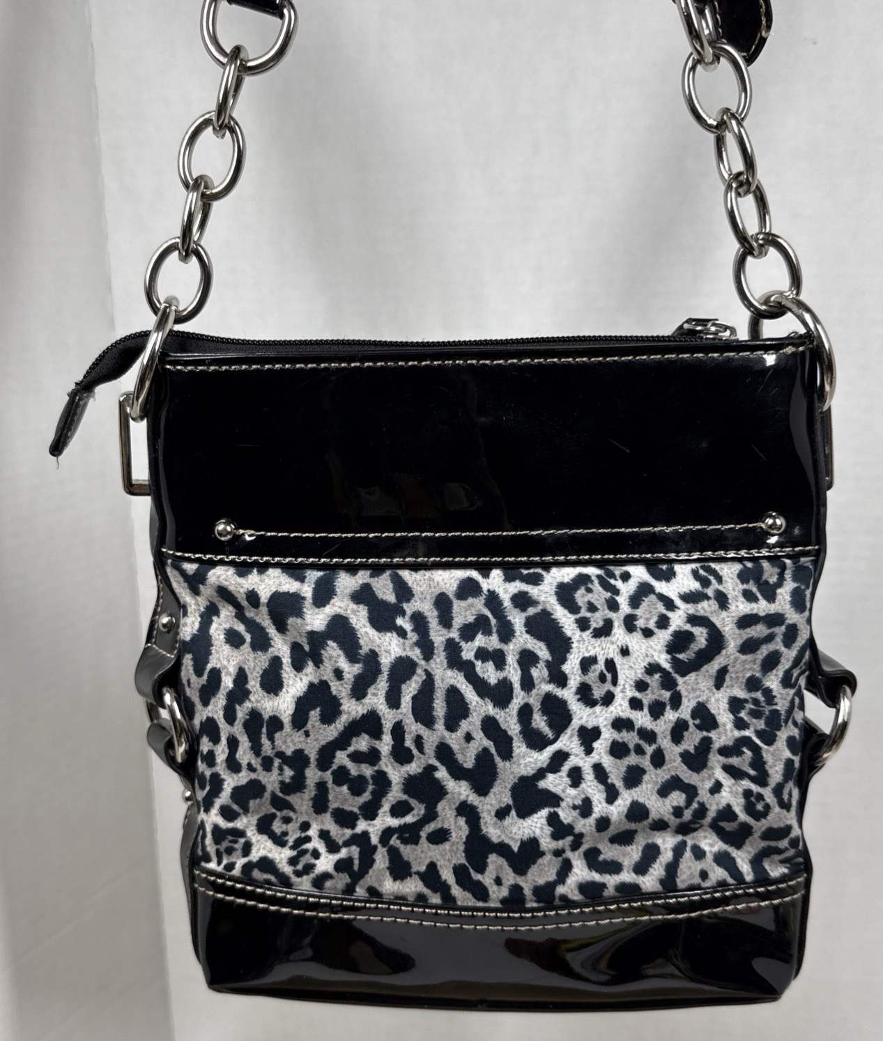 Chaps Salerno Leopard Print Crossbody Bag Vegan Patent Black Strap/Chain, Read.
