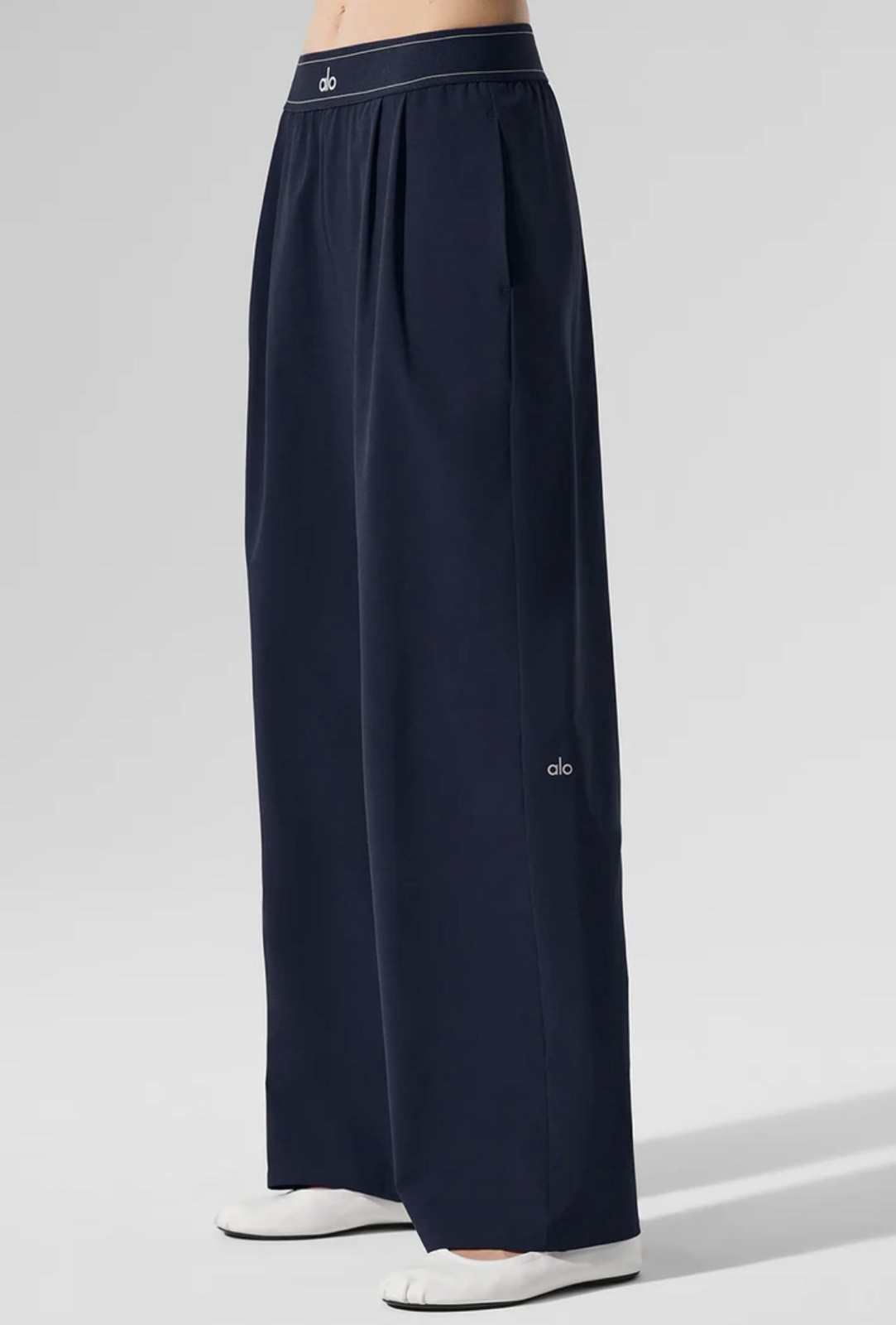 ALO Yoga Suit Up Trouser Navy Medium Womens Wide Leg Pants 30” Inseam AUTHENTIC