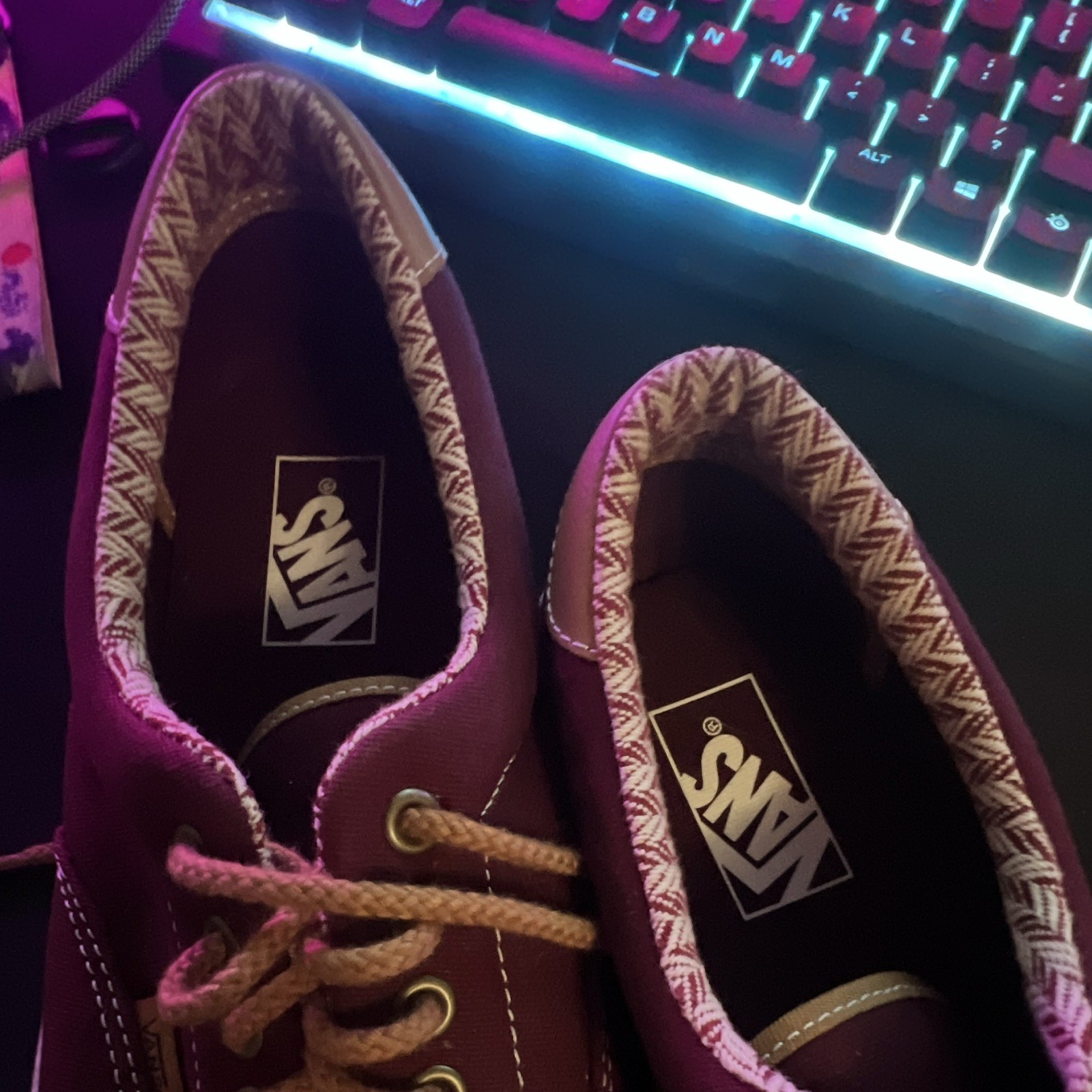 VANS Off The Wall Men’s Low Top Burgundy Lace-Up Sneakers Rubber Sole