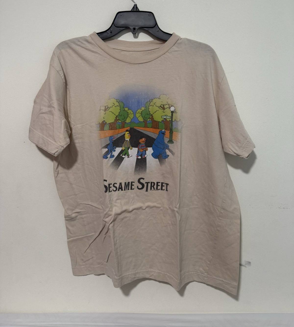 Sesame Street Elmo Cookie Monster Oscar Graphic Beige Cotton Crew Neck Tee L