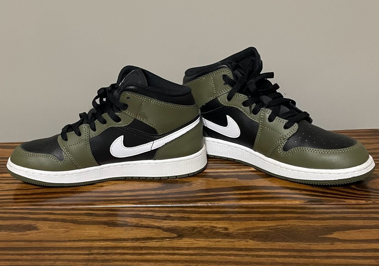 Air Jordan 1 Mid Older Kids’ Shoes – Black/Medium Olive/White (DQ8423-092)