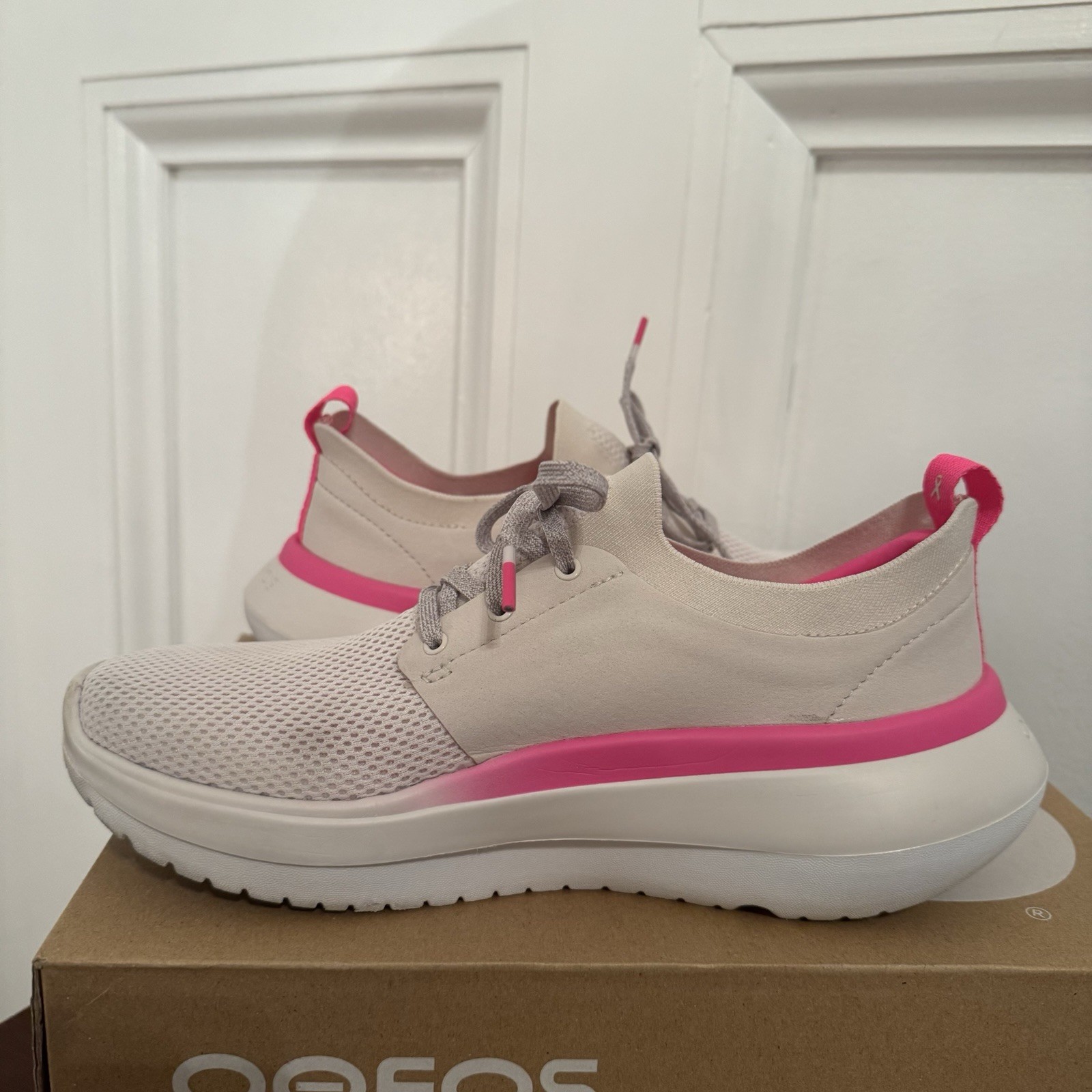 OOFOS OOmy Stride White Mesh Recovery Foam Sneakers Women’s Sz 8 Shoes Pink
