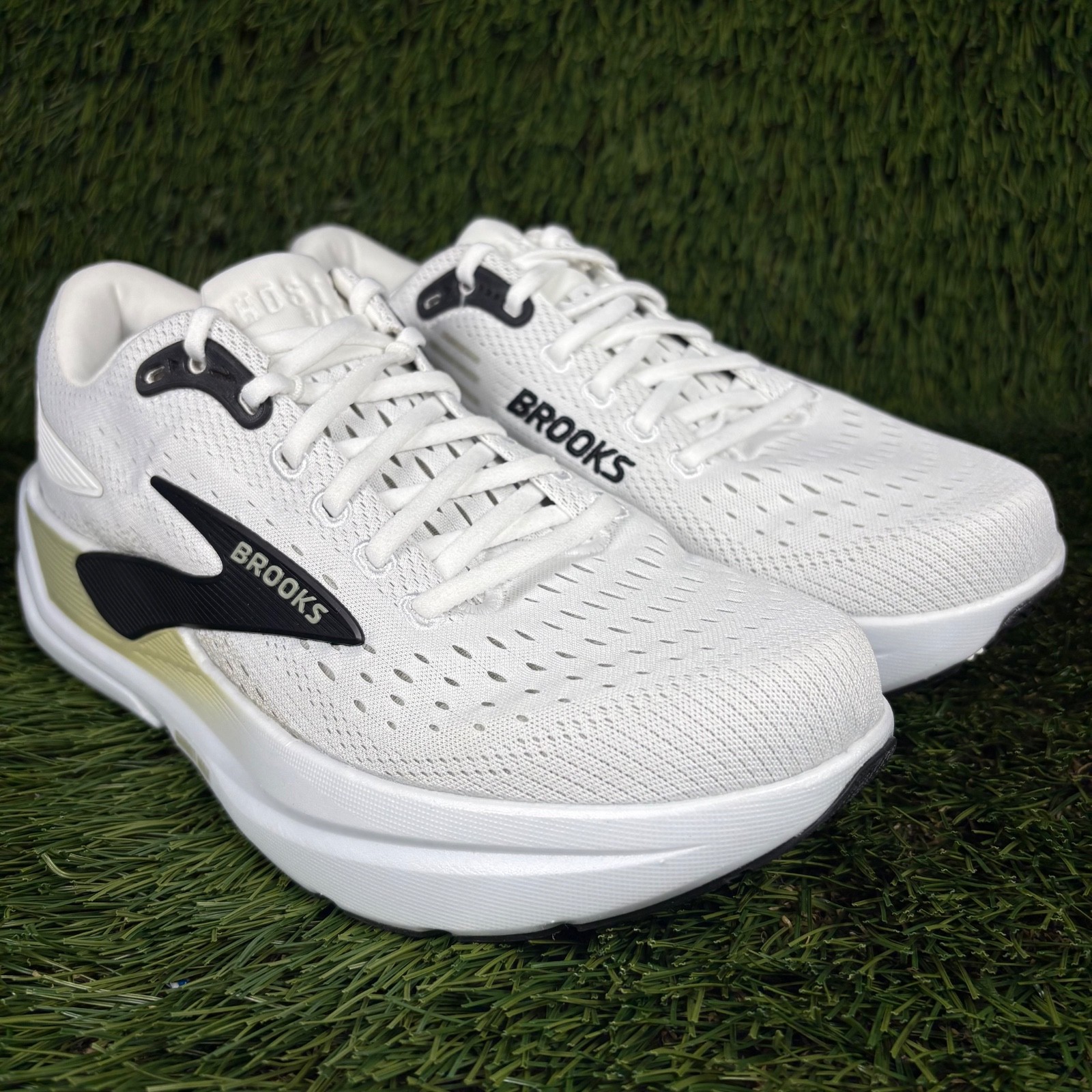 Brooks Ghost Max 3 Men’s size 8 Medium / D Running Shoe White Black Walk Sneaker