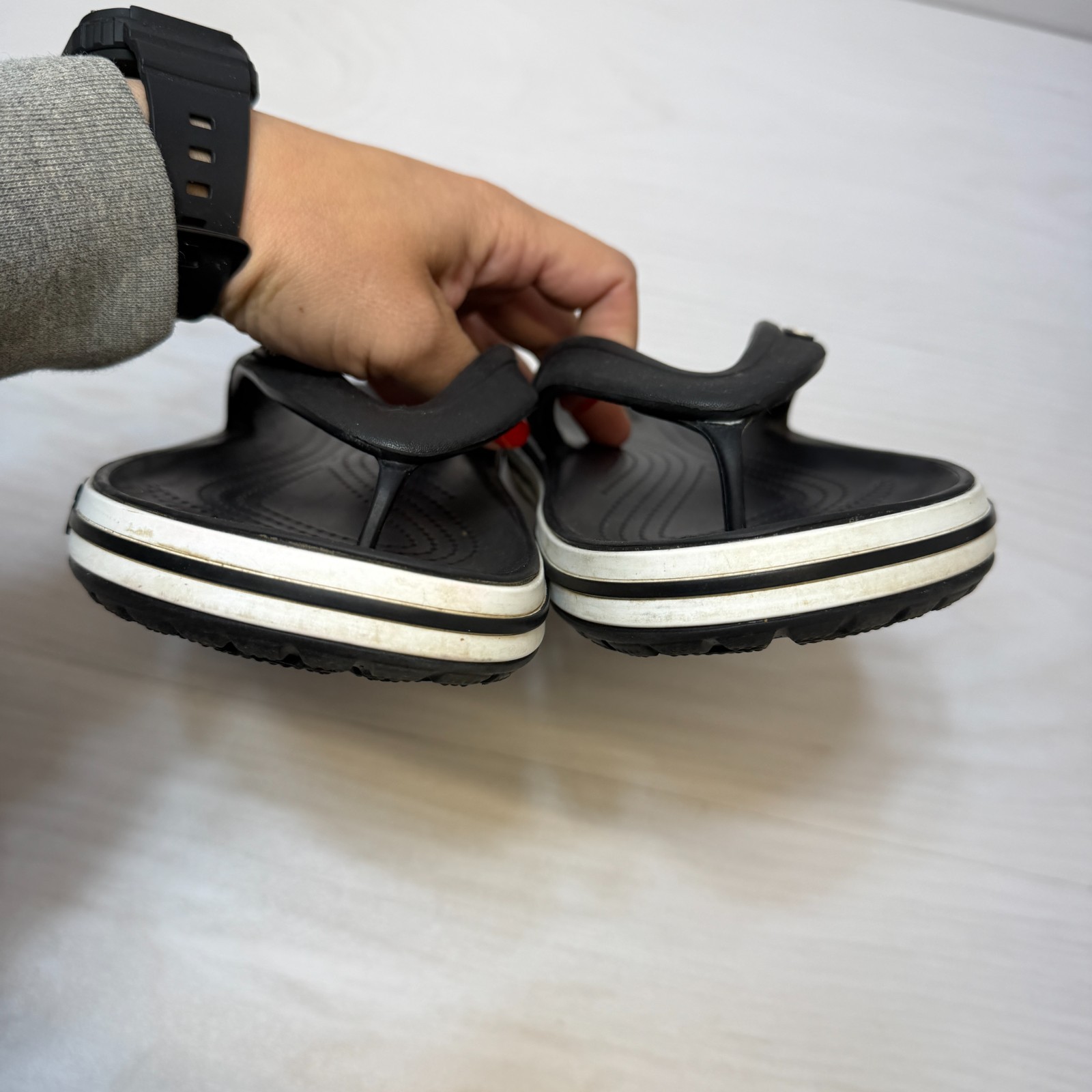 Crocs Bayaband Thong Flip Flops Unisex Size 6M/8W Black Leather Casual Comfort