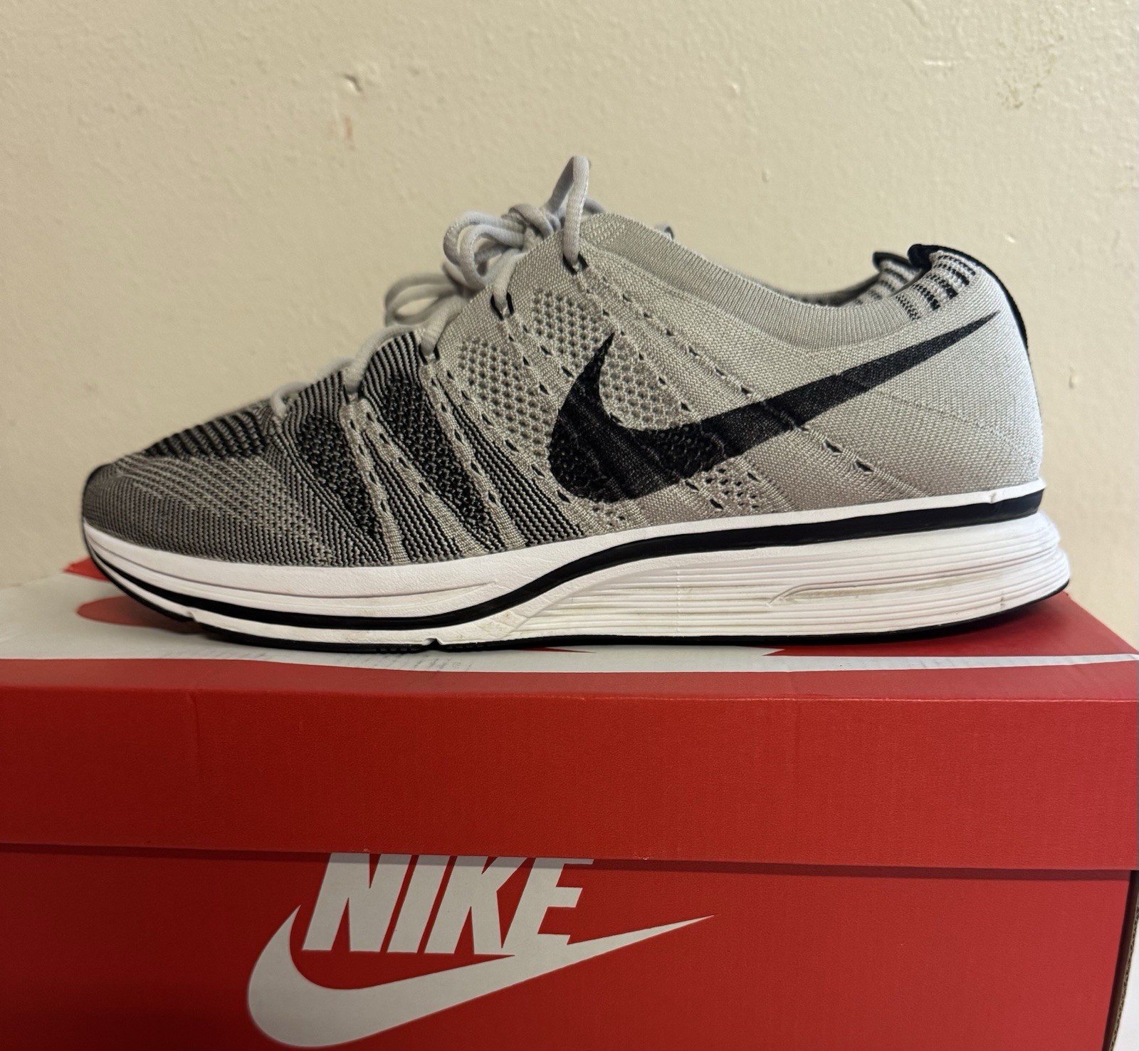 Nike Flyknit Trainer Mens Sz 11 Pale Grey Black White Running Shoes AH8396-001