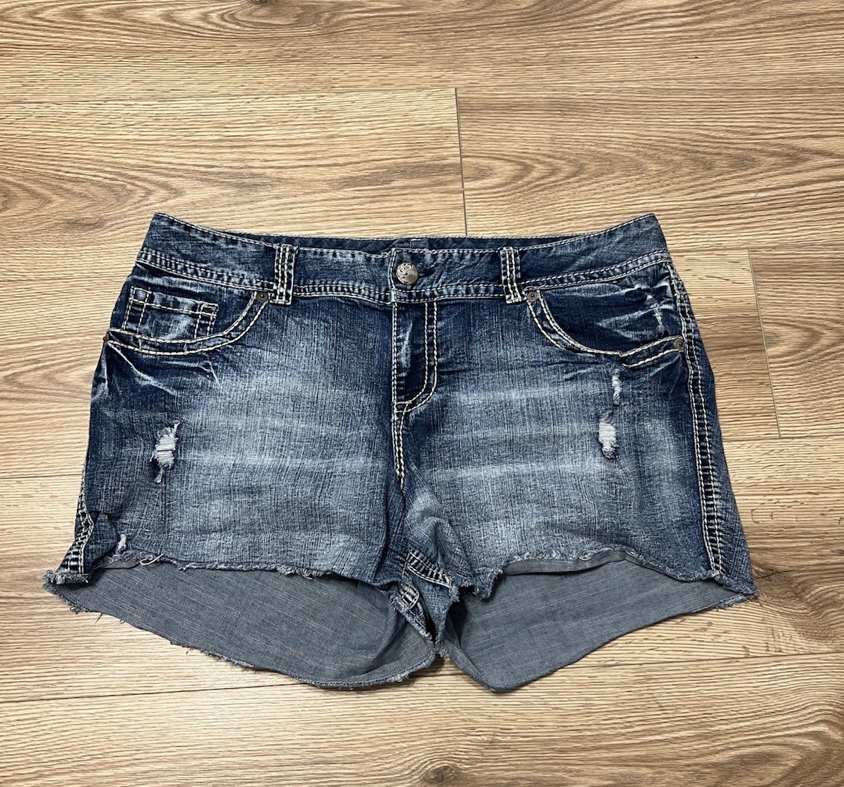 Maurices Women’s Medium Wash Denim Shorts Size 20 (A01)