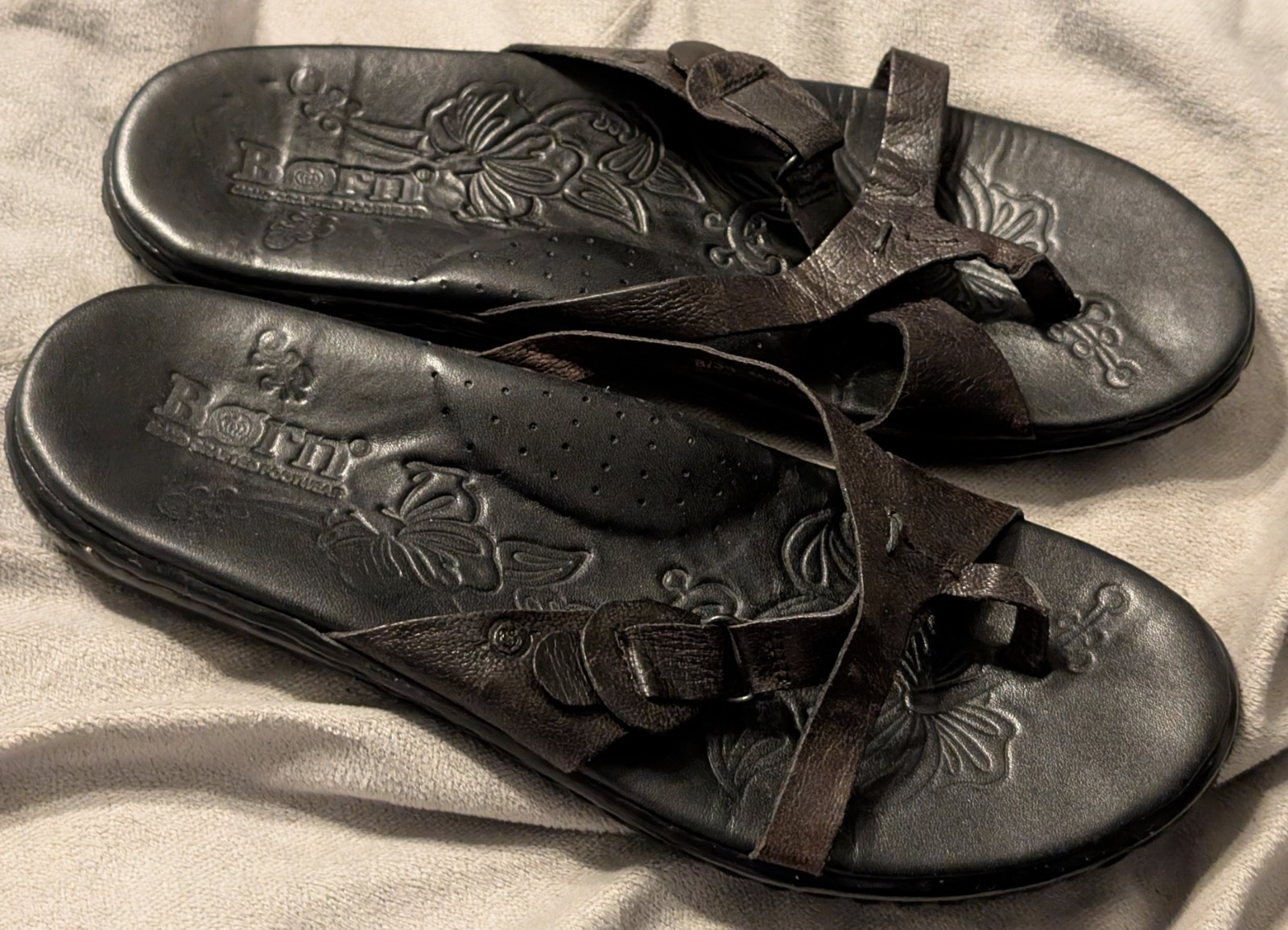 BORN Pebbled Leather Sandals Flat Thong Flip Flop Shoes Size 8 / 39 Dark Brown