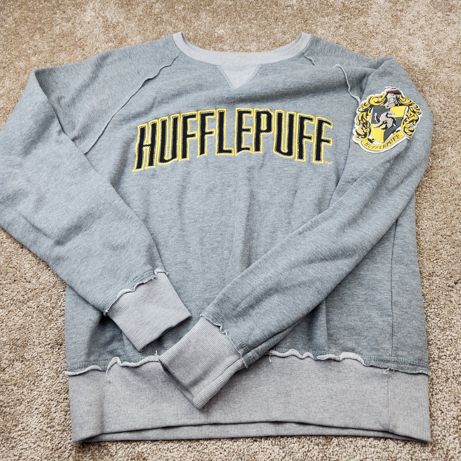 Universal Studios Harry Potter Hufflepuff Grey Embroidered Patch Sweatshirt M