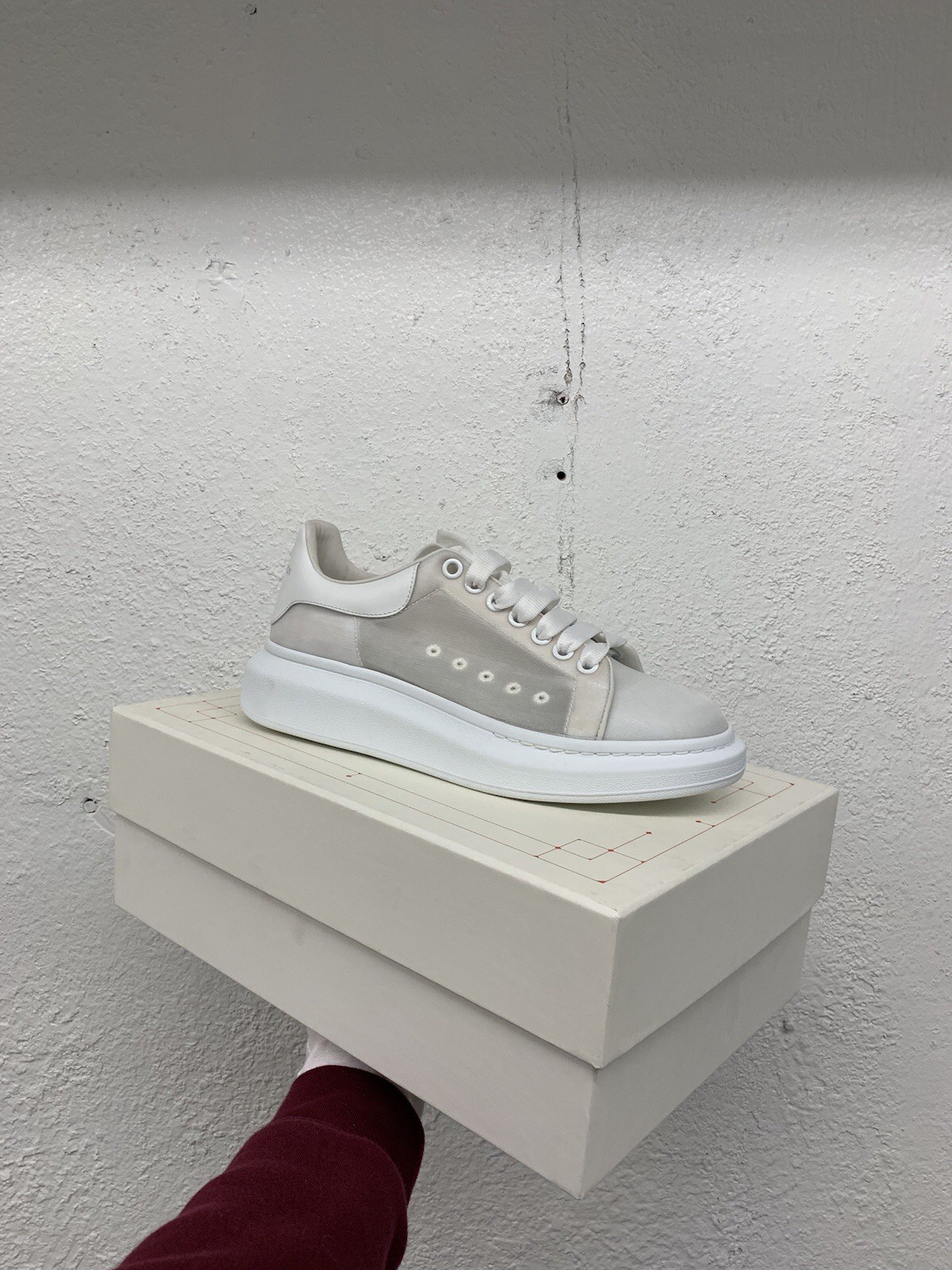 New With Box Men’s Oversized Alexander McQueen Sneaker White EU 42 US 9 X110