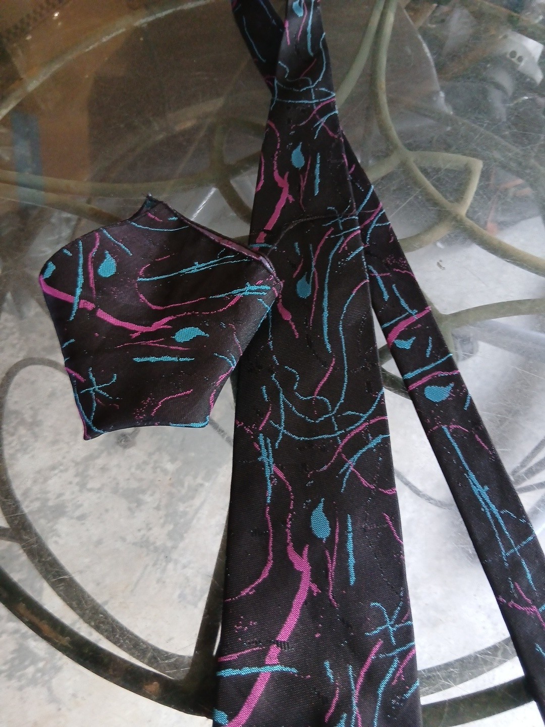 Vintage Lisea Ge-ntie-man Tie & Handkerchief Color Black, Blue & Purple