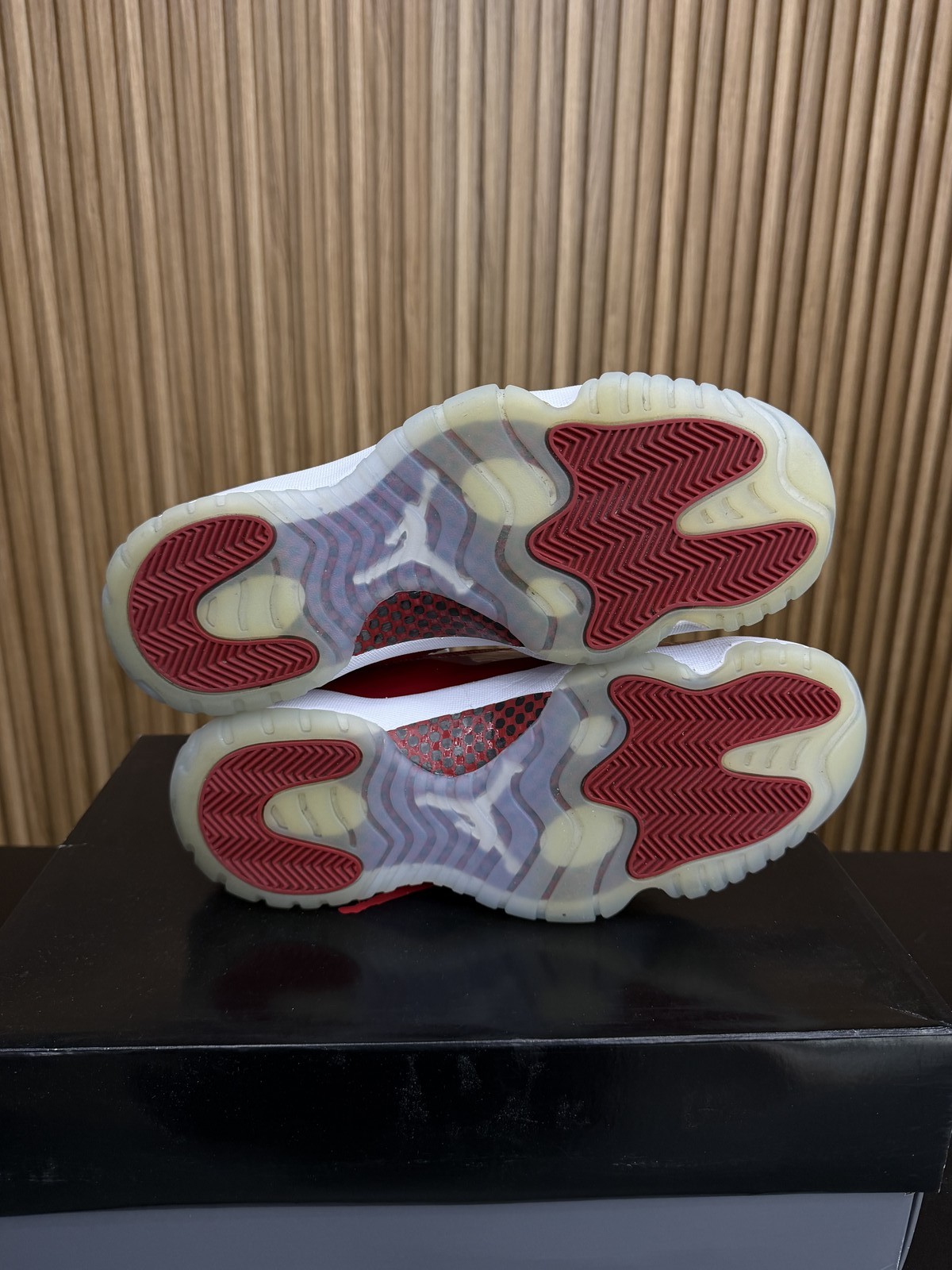 Jordan 11 Retro Cherry (2022) Size 10, PREOWNED-R
