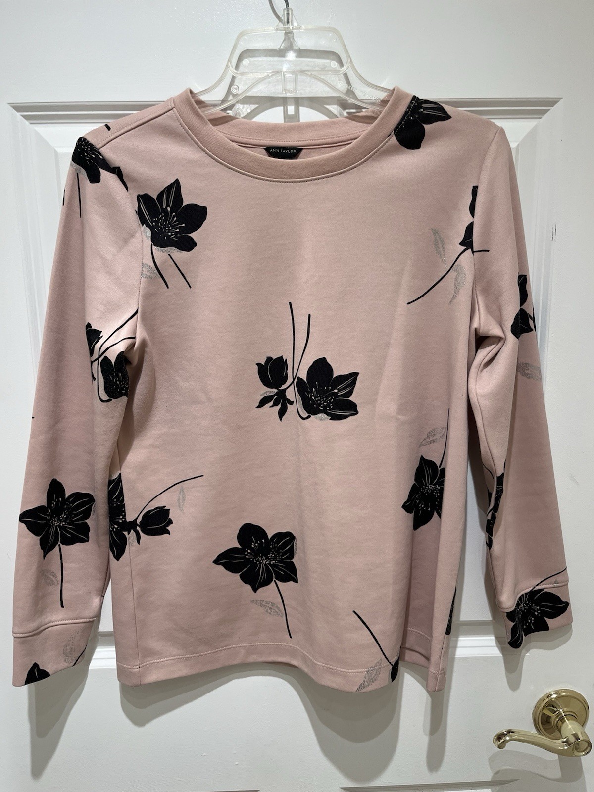 NWOT Ann Taylor Blush Pink Crewneck Top with Black Floral Print Size XS