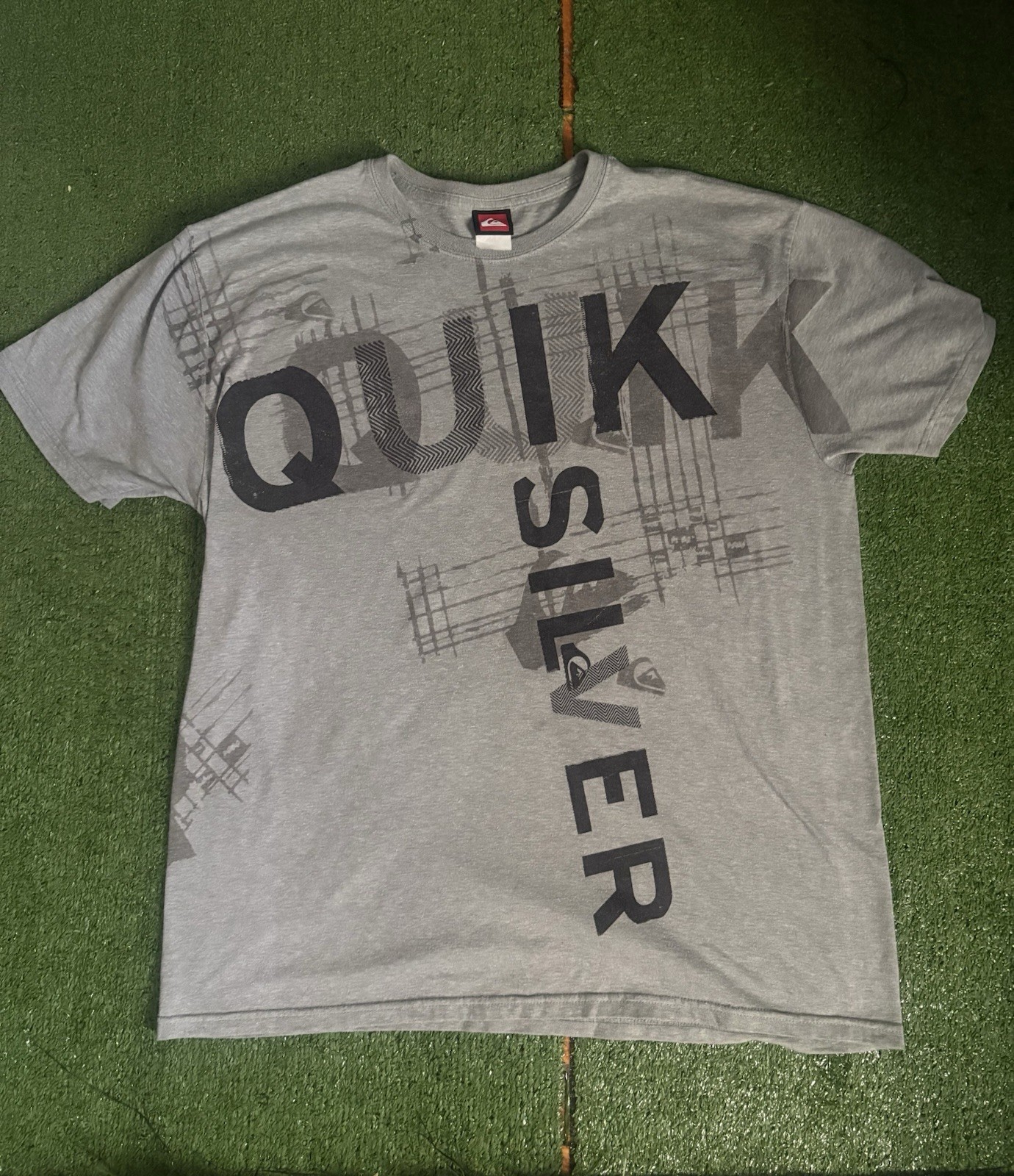 Vintage Grey Quiksilver T-Shirt Prominent Cross-Shaped Typographic Design