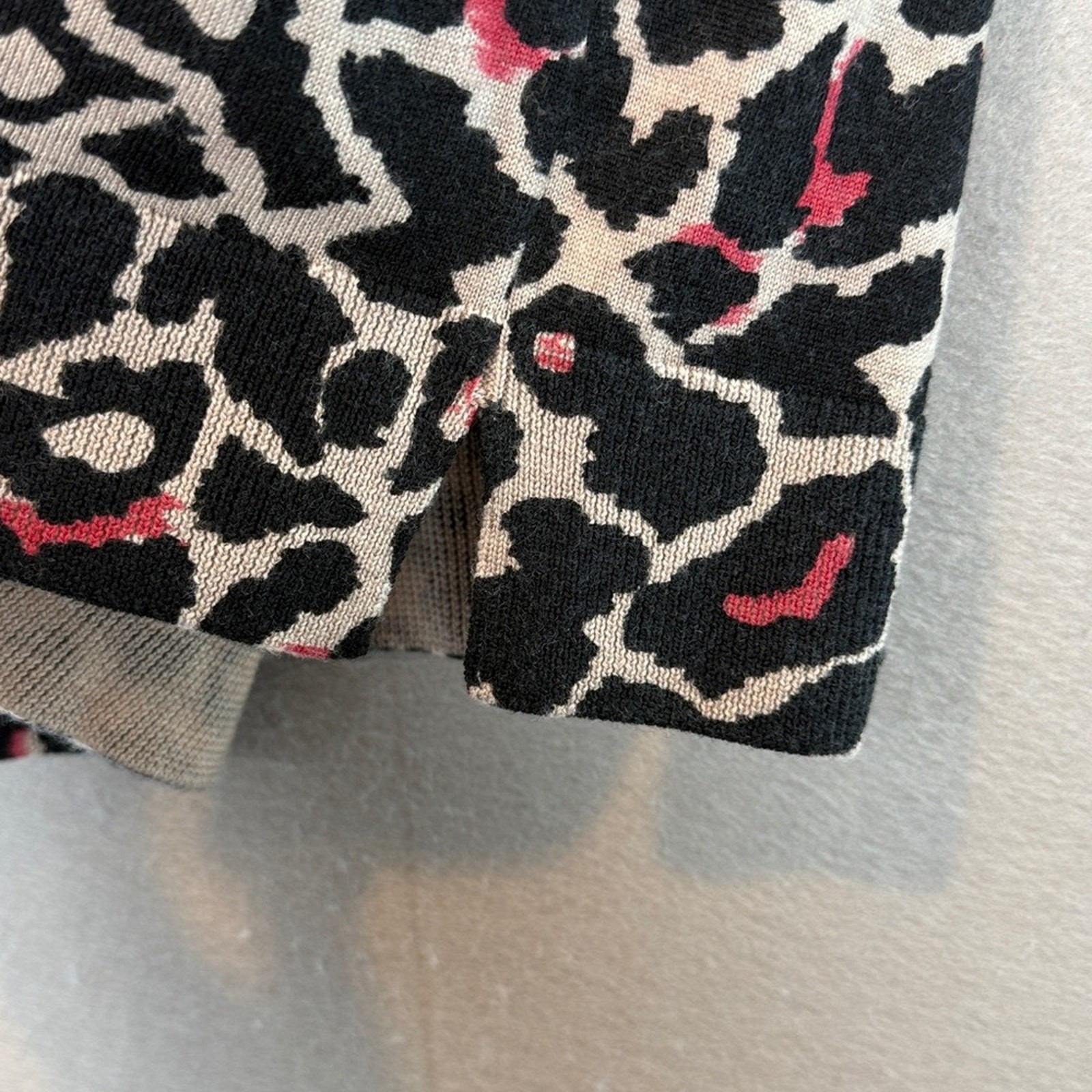 Gerard Darrel – women’s 100% wool V – neck line sweater Leopard print size 1 /M