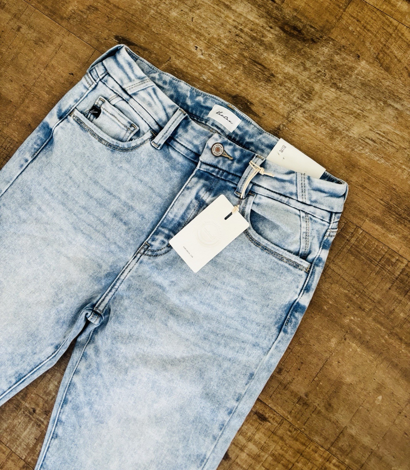 NWT KanCan High Rise Flare light wash size 09/28 31.5″ inseam