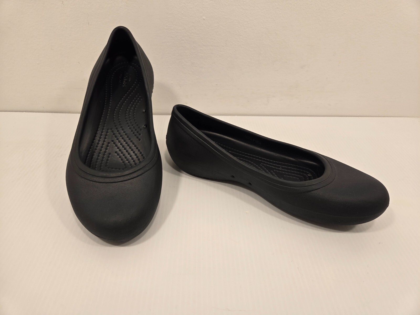 Cute! Womens Black CROCS AT WORK Slip-Resistant Shoes – Size US 9 M