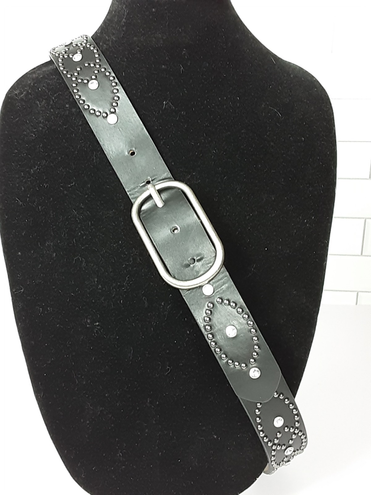 No Brand L-XL Black W/Gems & Studs Design 1.5″ Wide 44.5″ End To End Silver Hwd