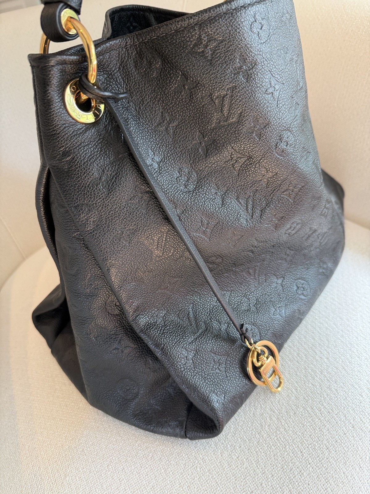 Authentic Louis Vuitton Artsy MM Black Leather Hobo Handbag w/ Bag box + receipt