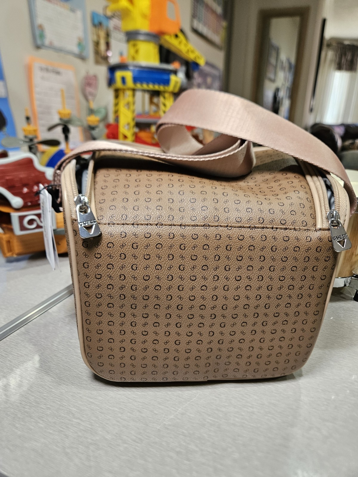 GUESS NEW Lux Lunch Box Insulated Burnaby Travel COCOA Mo.RCK9834069