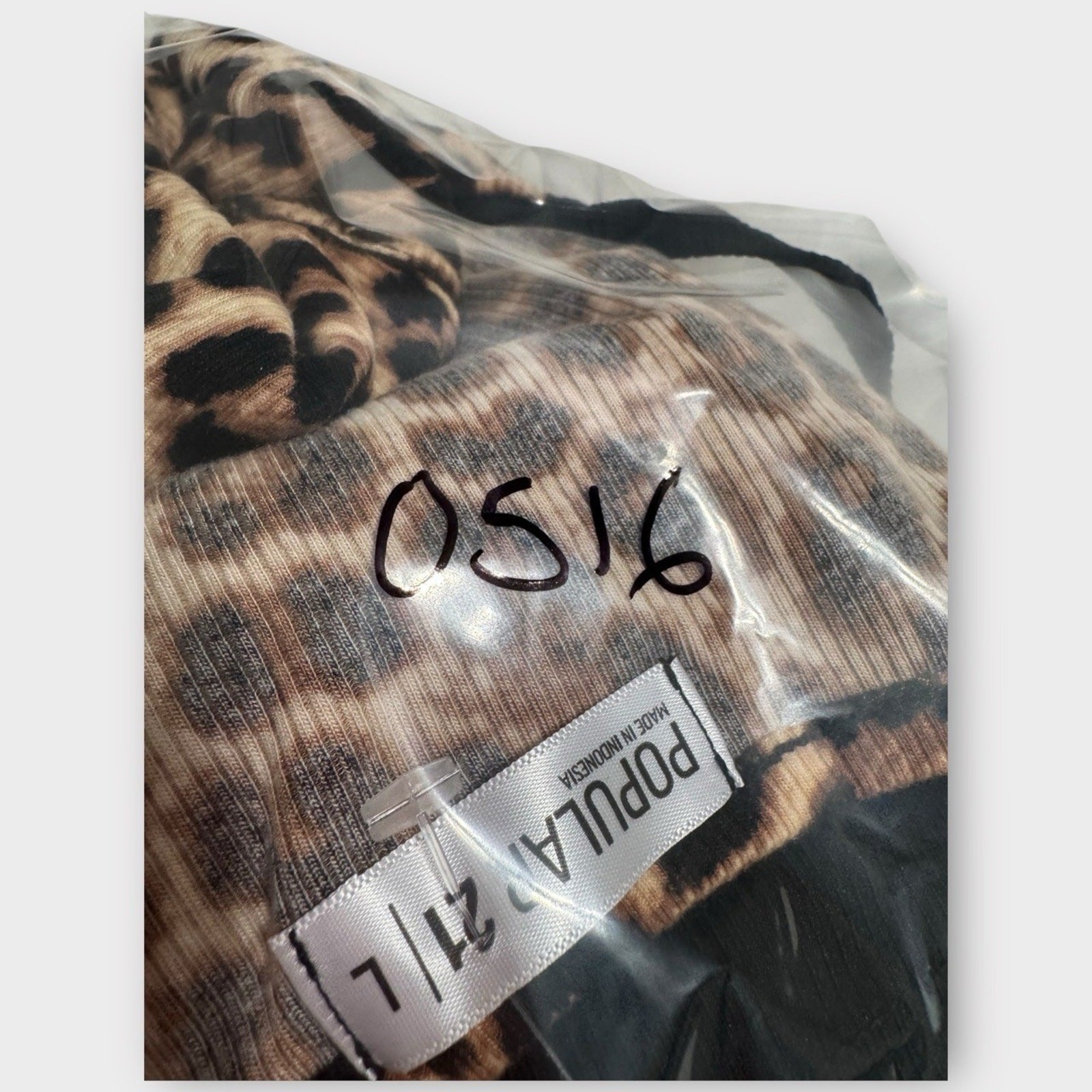EUC Popular 21 Leopard Print V-Neck Top – Size L – 0516