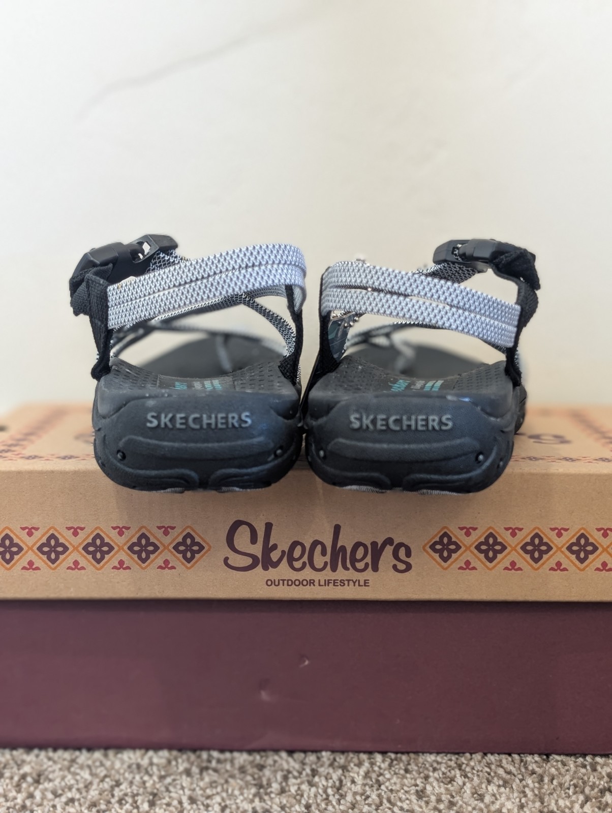Size 6 Women’s Skechers Reggae Irie Mon Black/White Strappy Sandals 163013/BKW