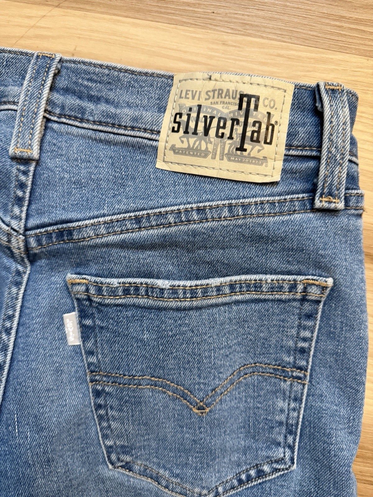 Levi’s SilverTab Mom Jeans Women’s 27×27 High Rise Distressed Light Wash