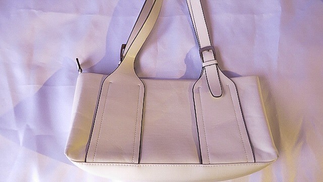 White Handbag Tote Bag ( Pre-Owned/ EXCELLENT CONDITION)