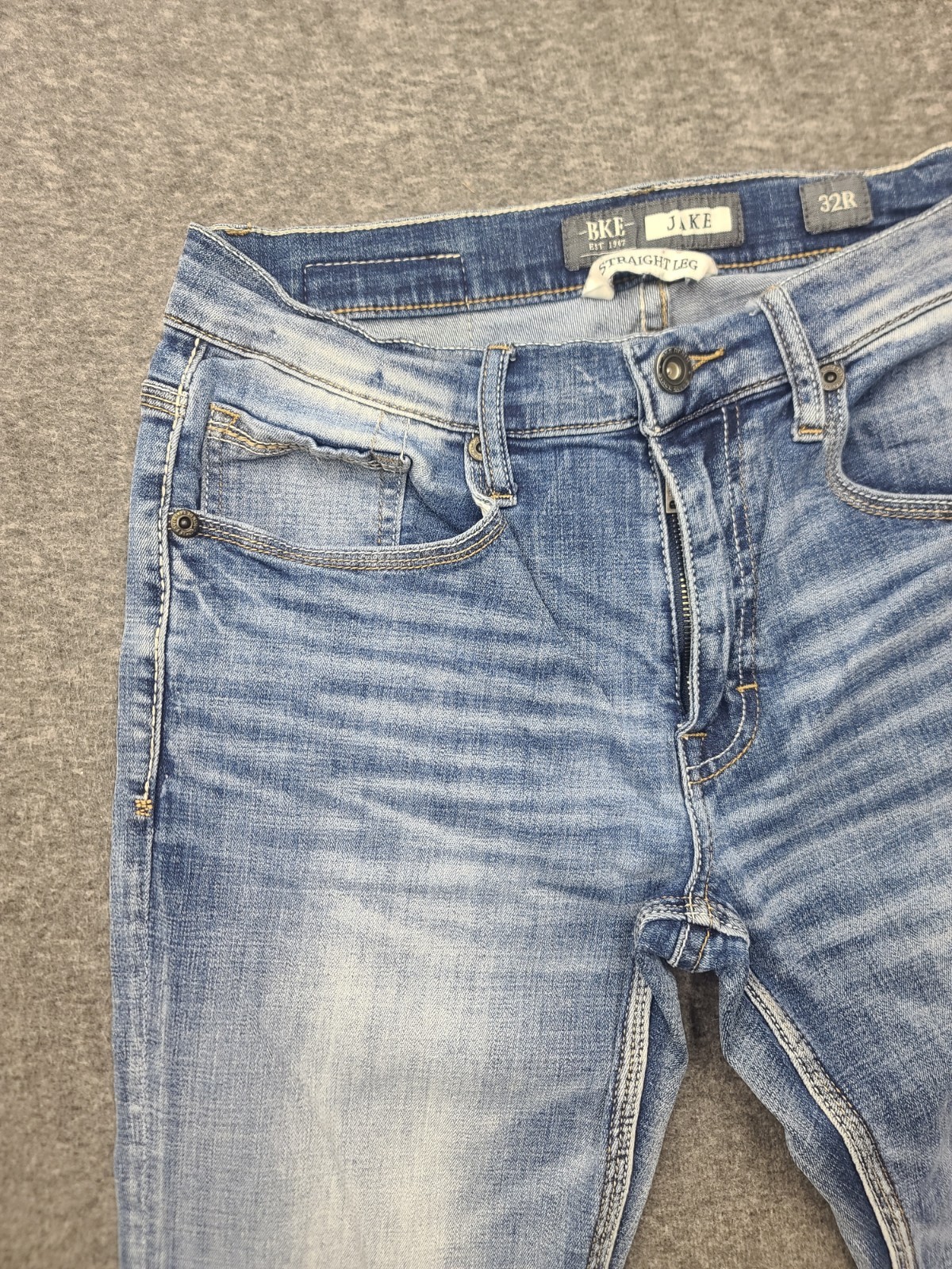 BKE Jake Men 32×32 Straight Leg Jeans Light Wash Stretch Blue Denim Distressed