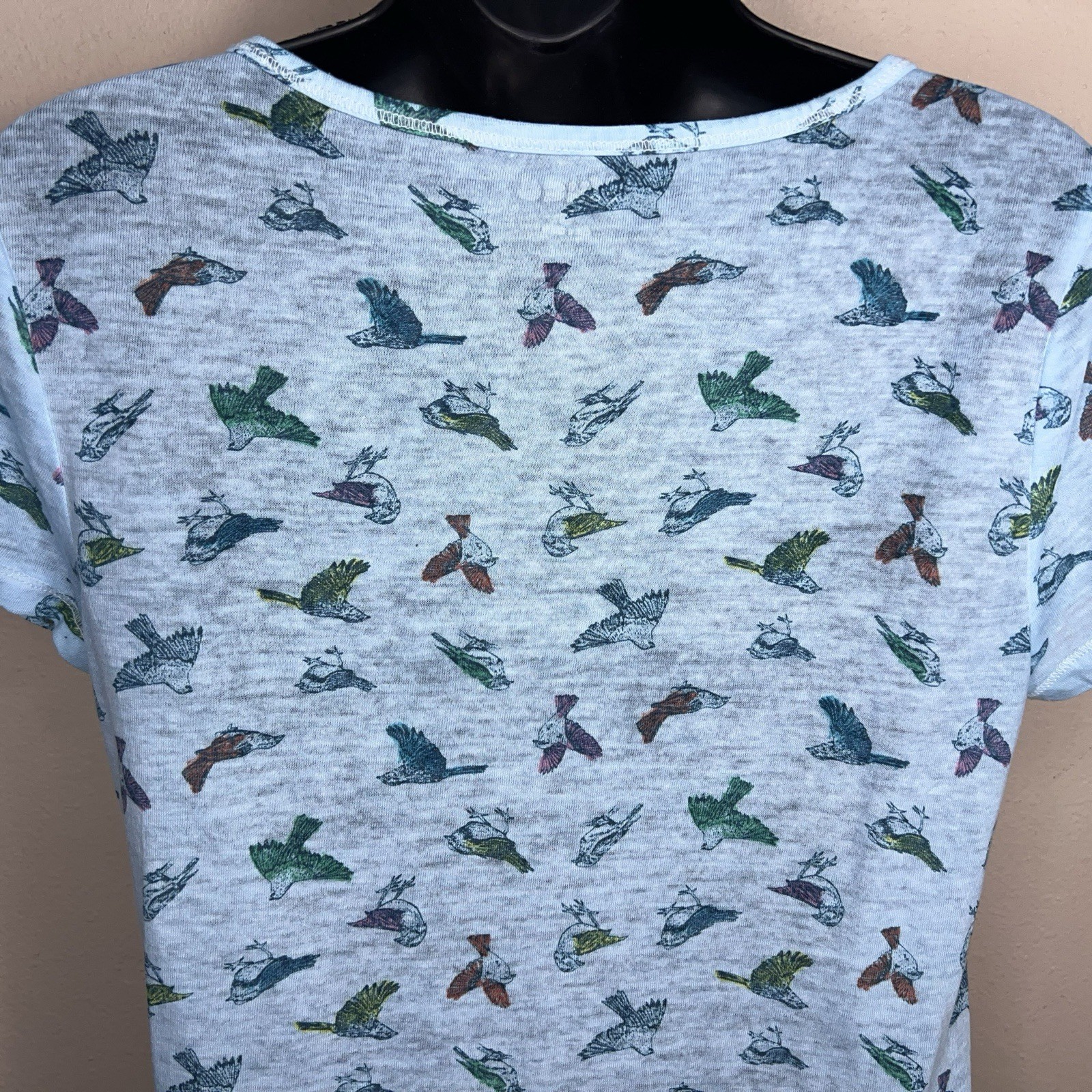 Medium Juniors Mudd Blue Colorful Bird Print Vneck Tee Tshirt Lightweight