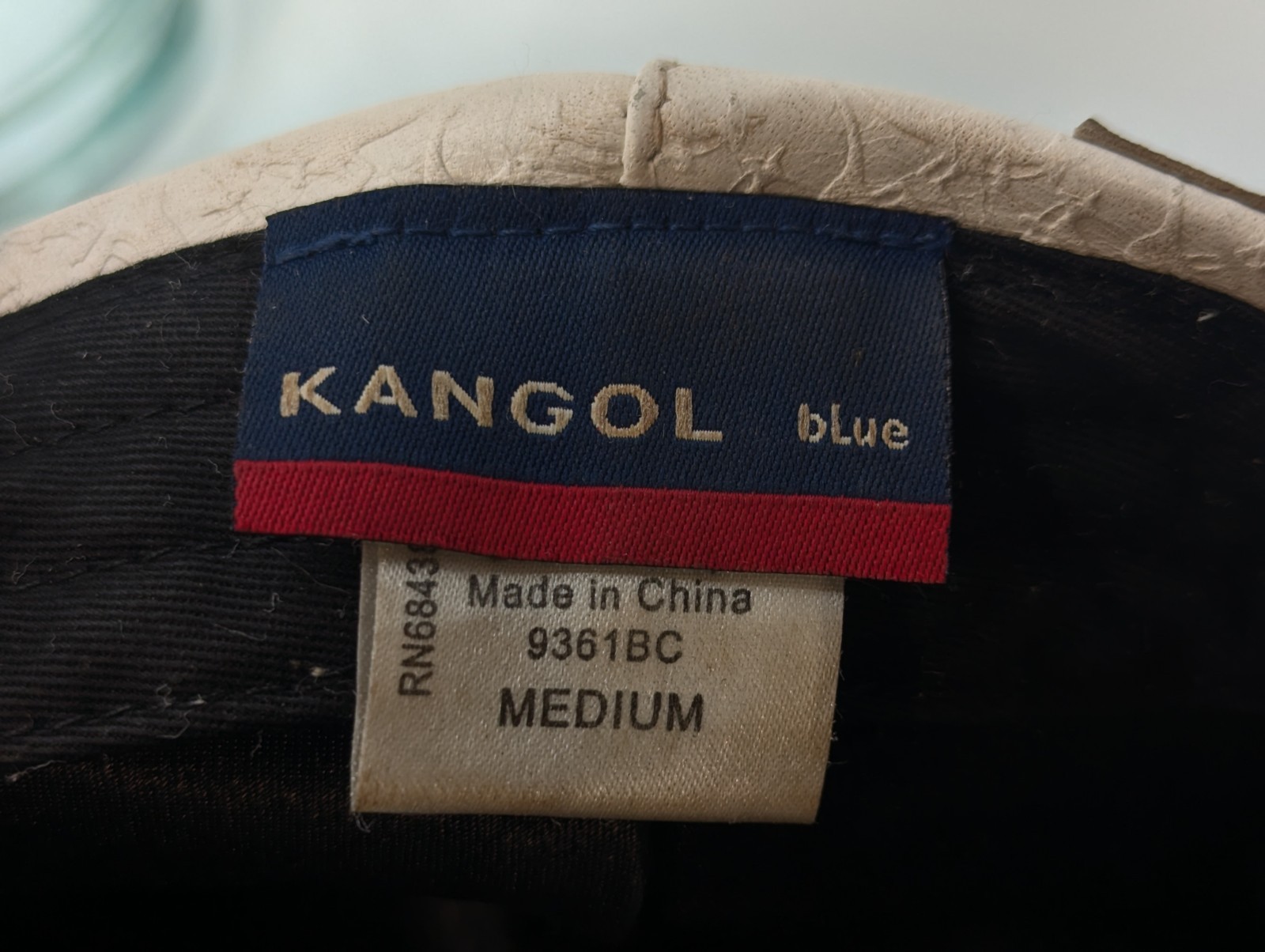 Kangol Kanganude Emb White Leather Flat Hat Cap Kangaroo Print Size Medium RARE