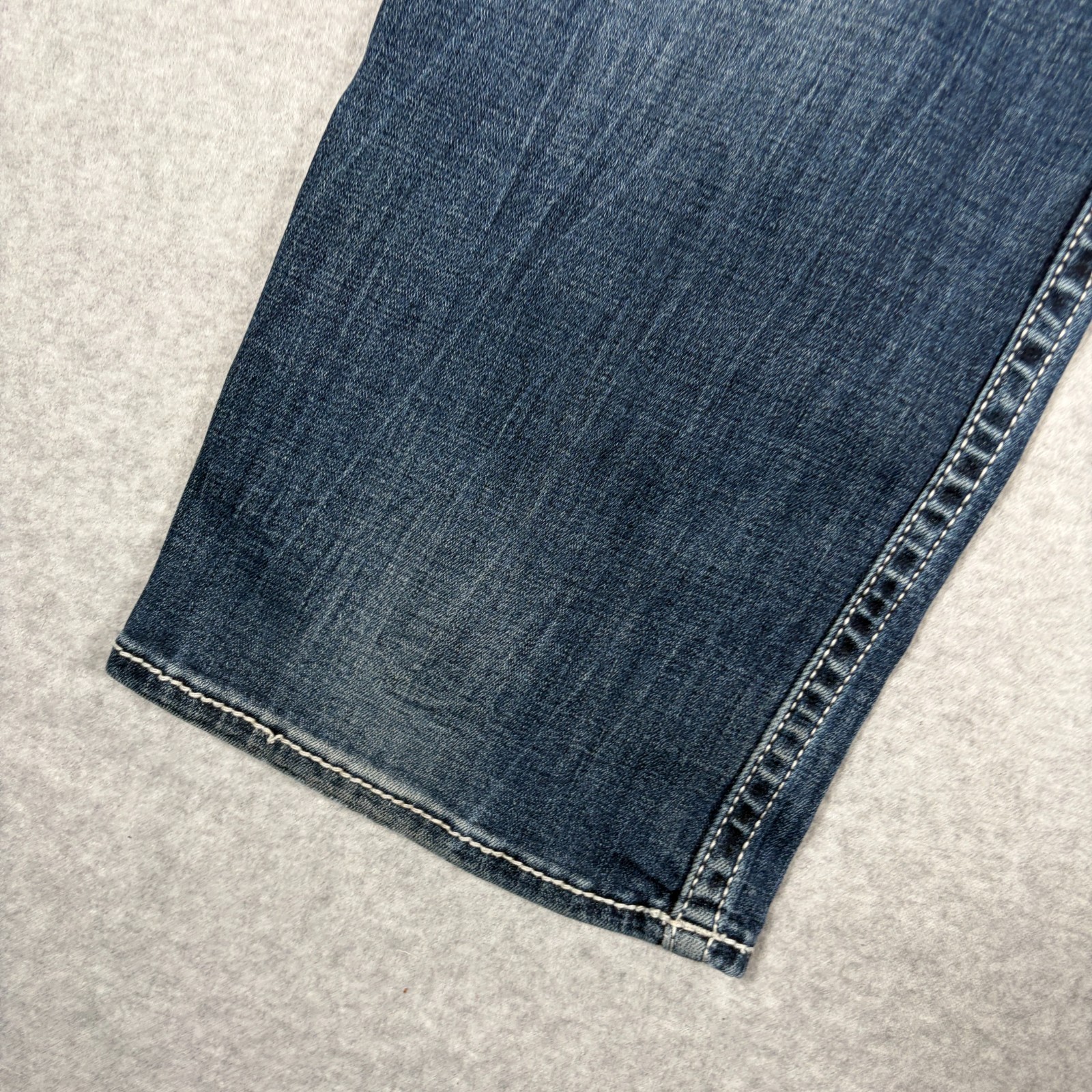 Buckle BKE Tyler Jeans Mens 34S (Fits 32×30) Blue Whiskered Denim Straight Leg