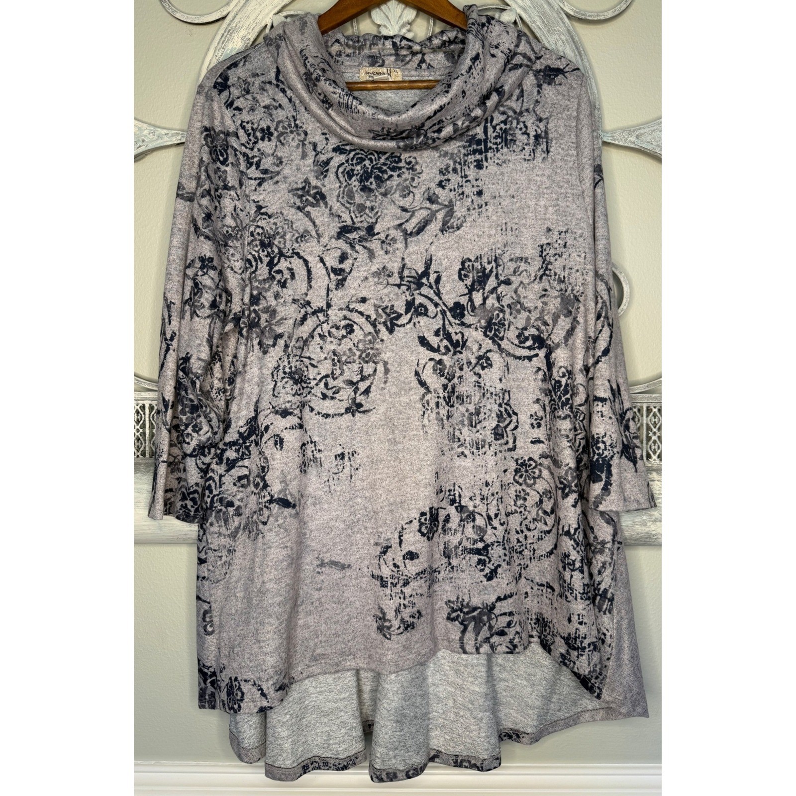 One World Women XL Grey Blue Floral Cowl Neck High Low Tunic Top 3/4 Sleeve EUC