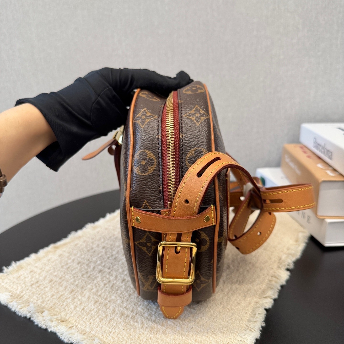 Louis Vuitton Pre-Owned Authentic Round Crossbody Bag 20*8*22.5cm
