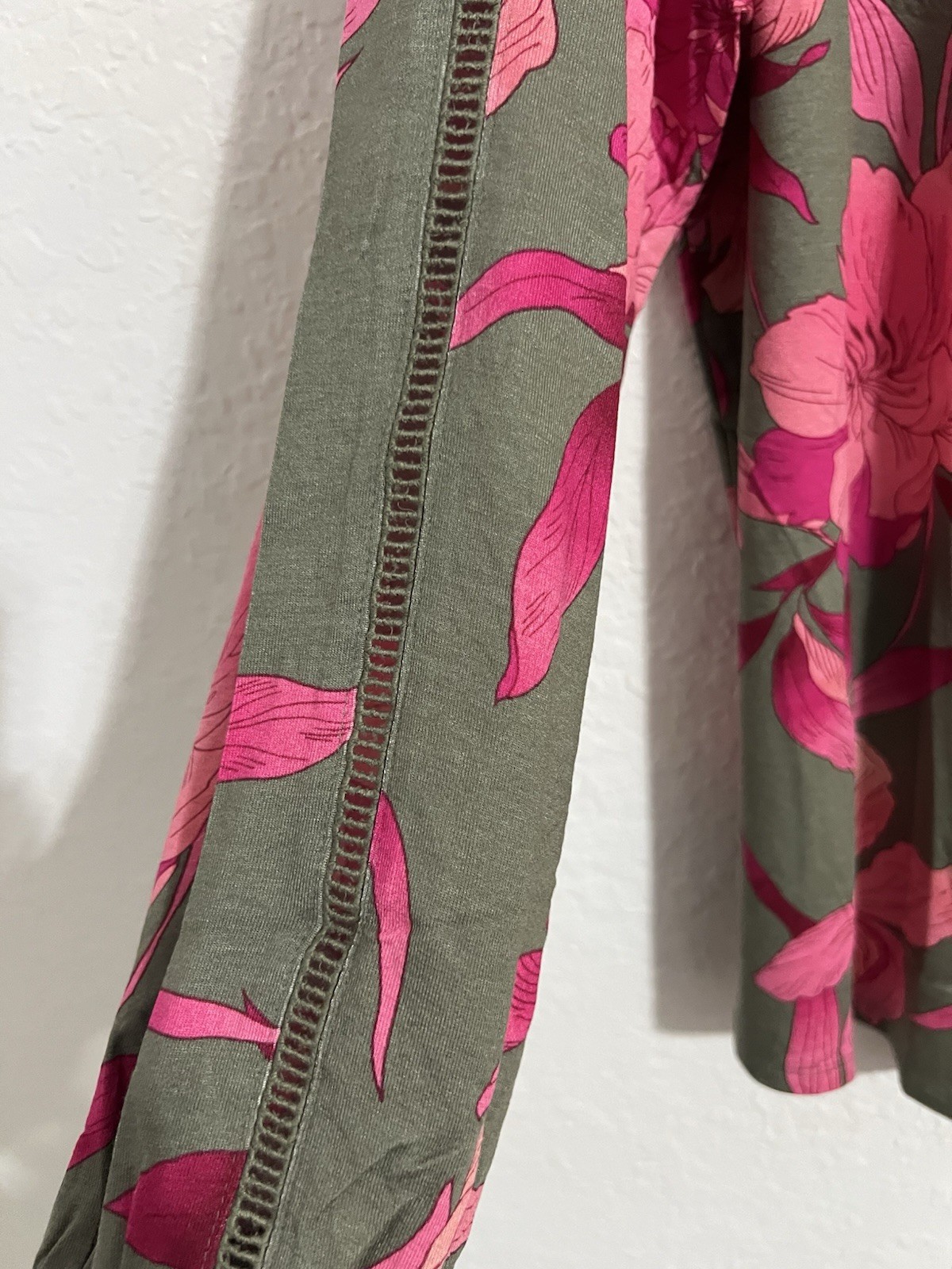 NWT Chico’s Olive Green/Pink Floral Knit Top Long Sleeve Size XXL V-Neck
