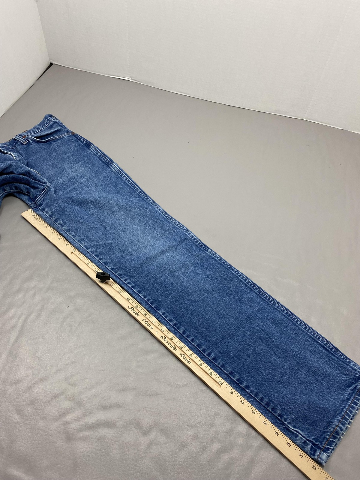 Jeans Mens 32×32 Blue Medium Wash Straight Denim Pants Distressed Cotton Pockets