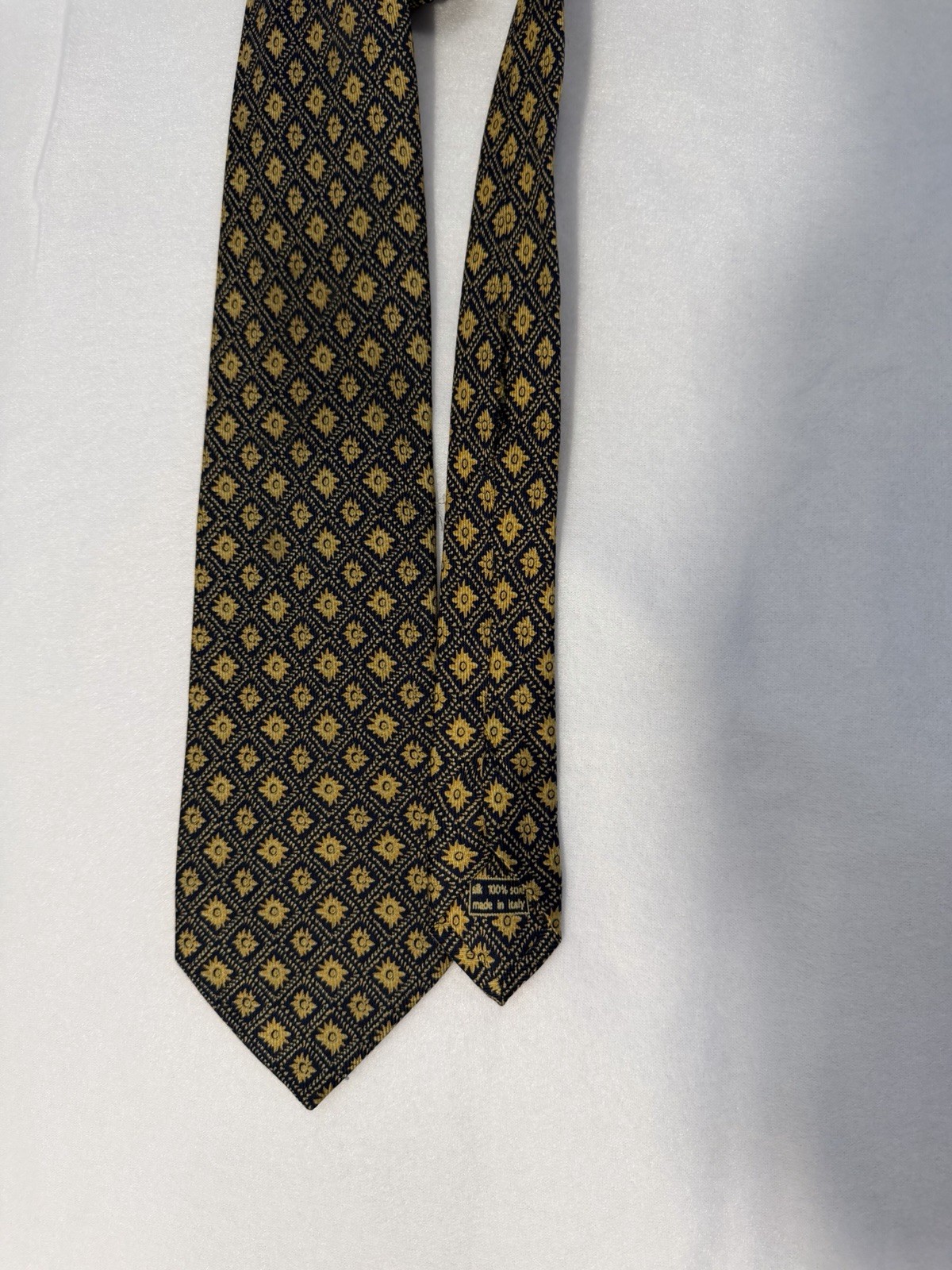 BRIONI Navy Blue Silk Luxury Tie w Gold Medallion Design 60” X 3.7”