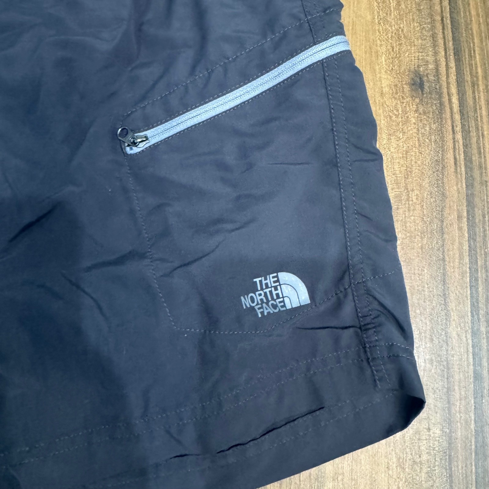 The North Face Mens Medium Black Trail Hiking Shorts Zip Pocket Mesh Lined