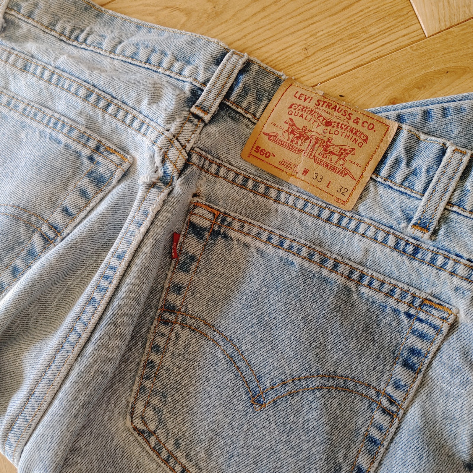 Vtg Levis 560 Y2K Baggy Wide Leg Distressed Jeans Mens 33×32 Light Wash Denim